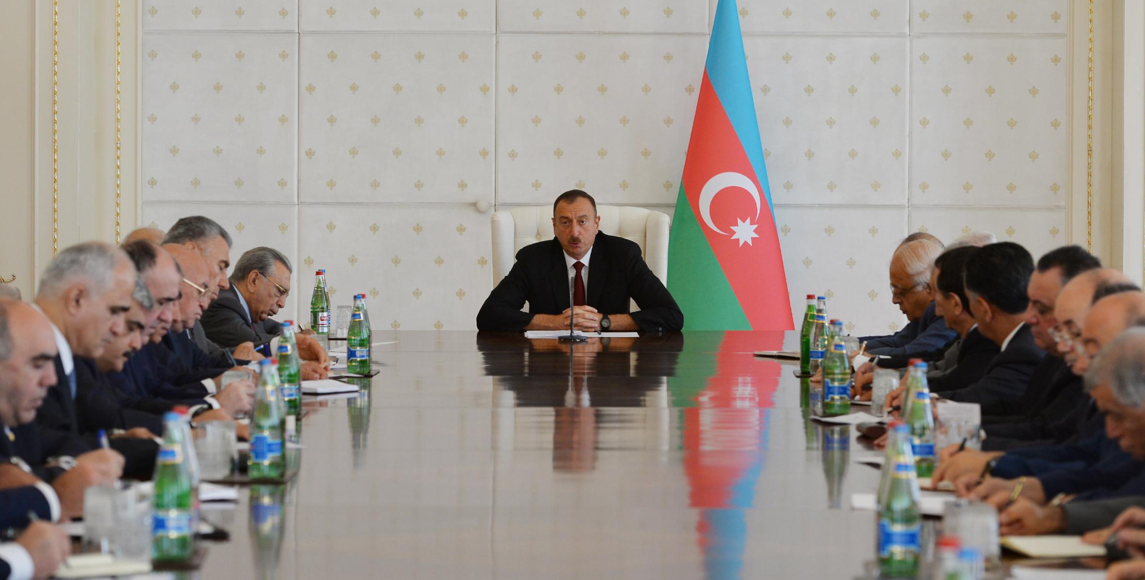 Под председательством Ильхама Алиева состоялось заседание Кабинета Министров, посвященное итогам социально-экономического развития в первом полугодии 2015 года и предстоящим задачам