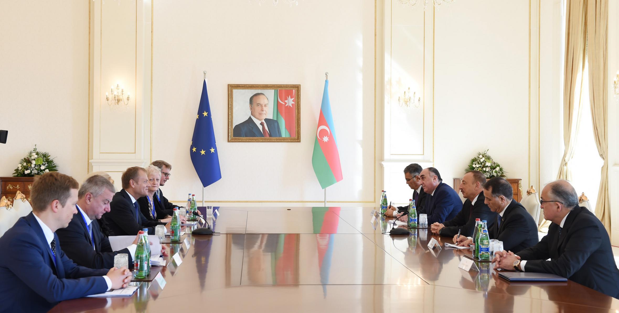 Состоялась встреча Ильхама Алиева и президента Совета Европейского Союза Дональда Туска в расширенном составе