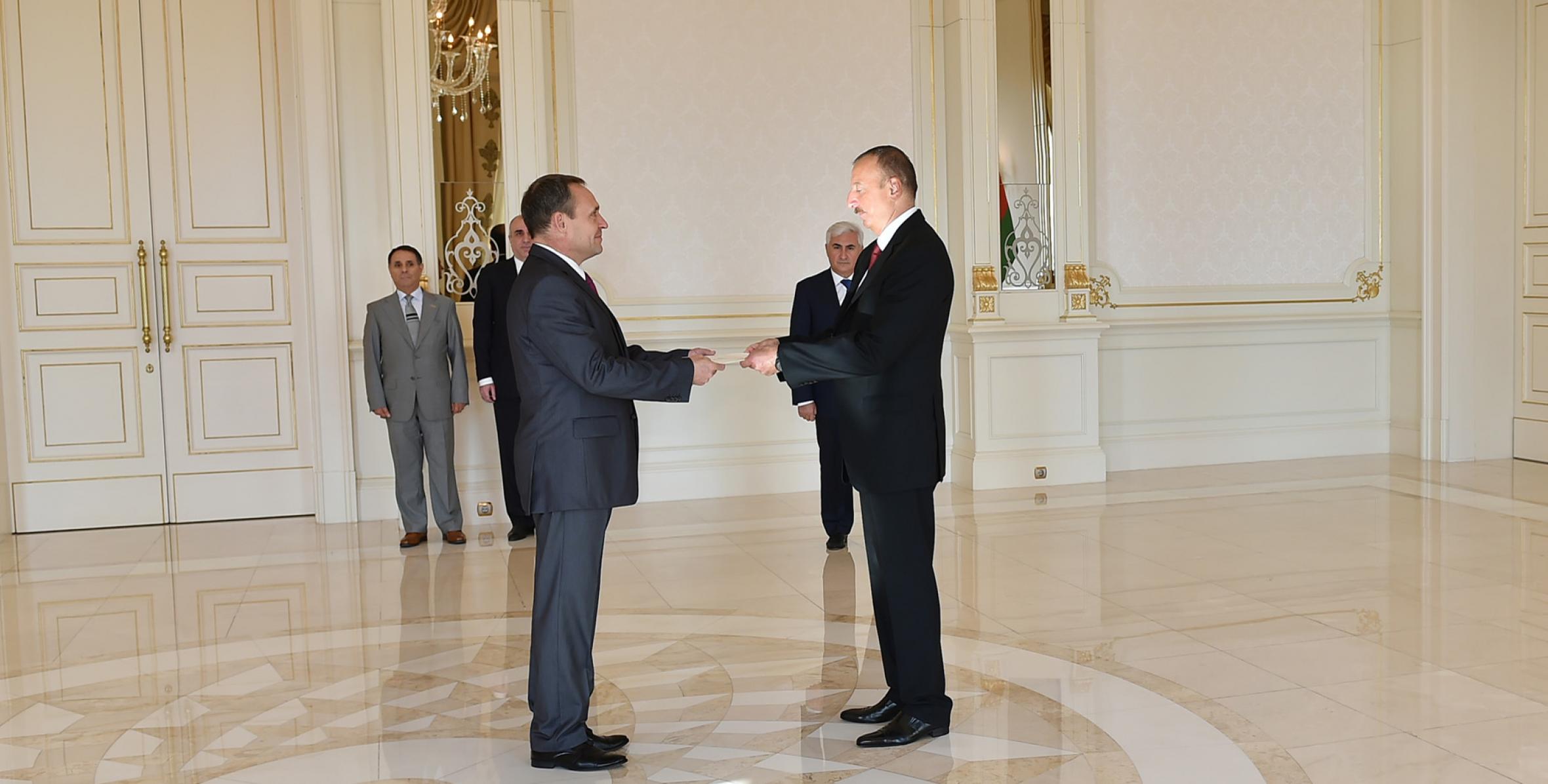 Ильхам Алиев принял верительные грамоты новоназначенного посла Латвии в Азербайджане