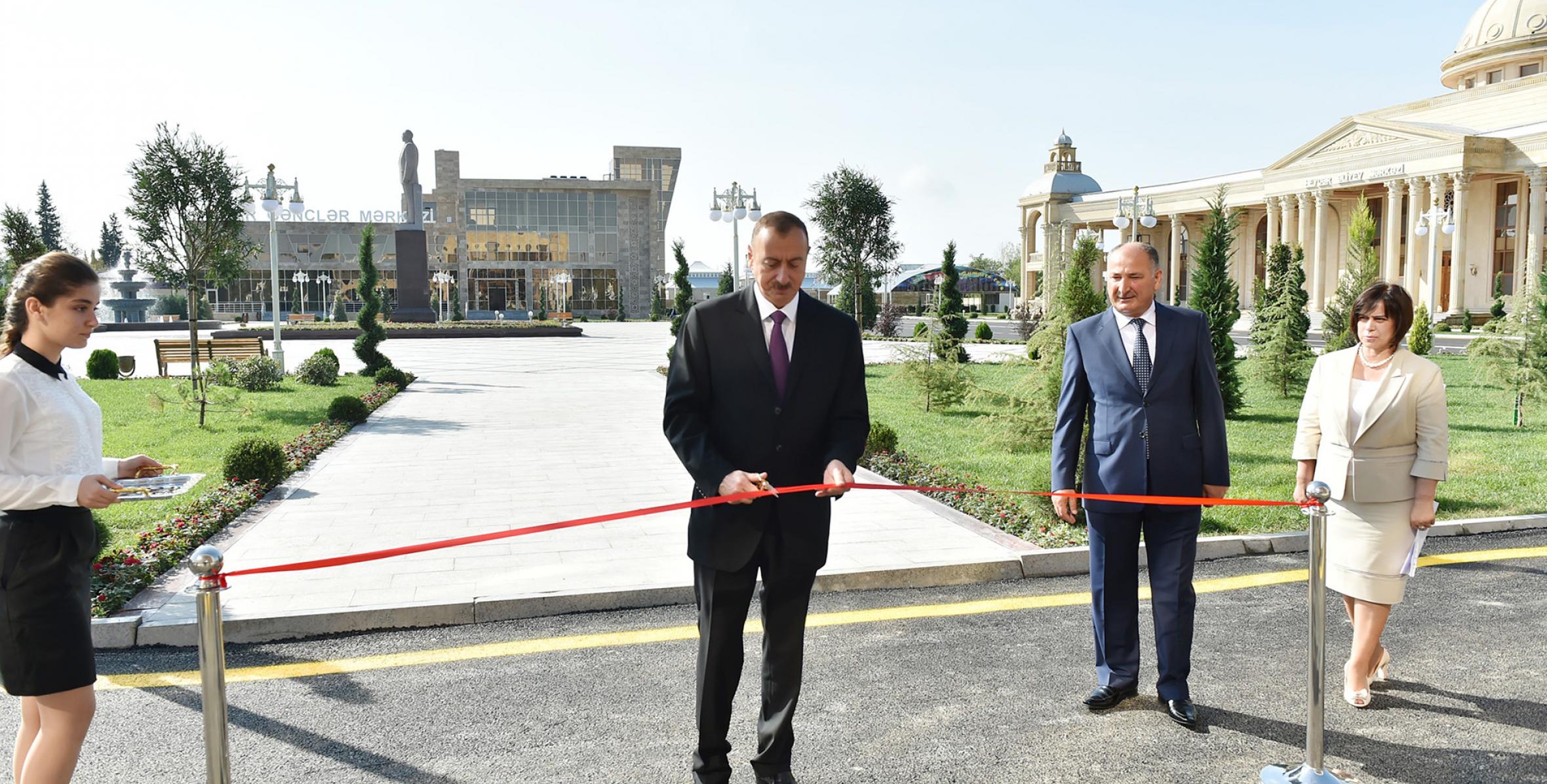 İlham Əliyev Yeni Azərbaycan Partiyasının rayon təşkilatının yeni inzibati binasının açılışında iştirak edib