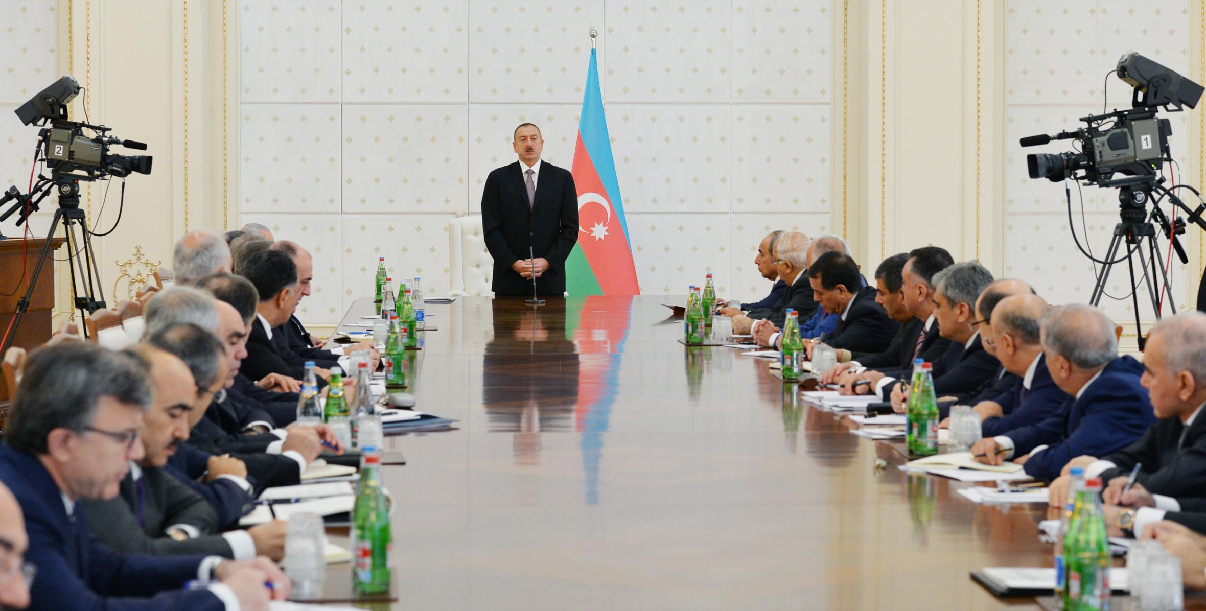 Под председательством Ильхама Алиева состоялось заседание Кабинета Министров, посвященное итогам социально-экономического развития за девять месяцев 2015 года и предстоящим задачам