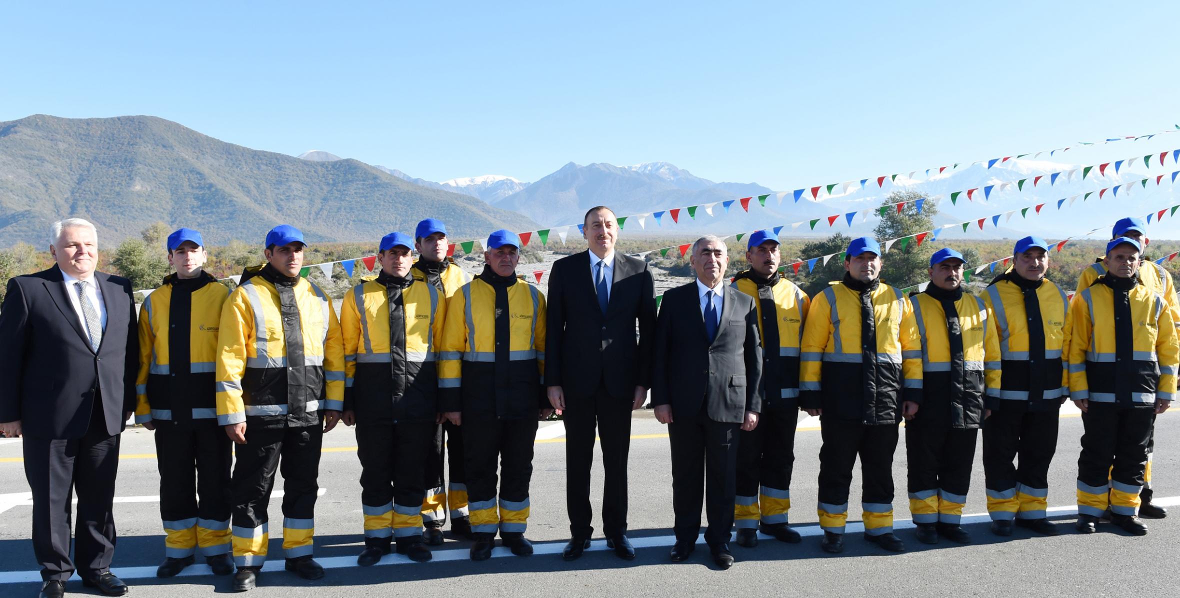 Ильхам Алиев принял участие в открытии после реконструкции части Шеки-Гах автомобильной дороги Шеки-Гах-Загатала