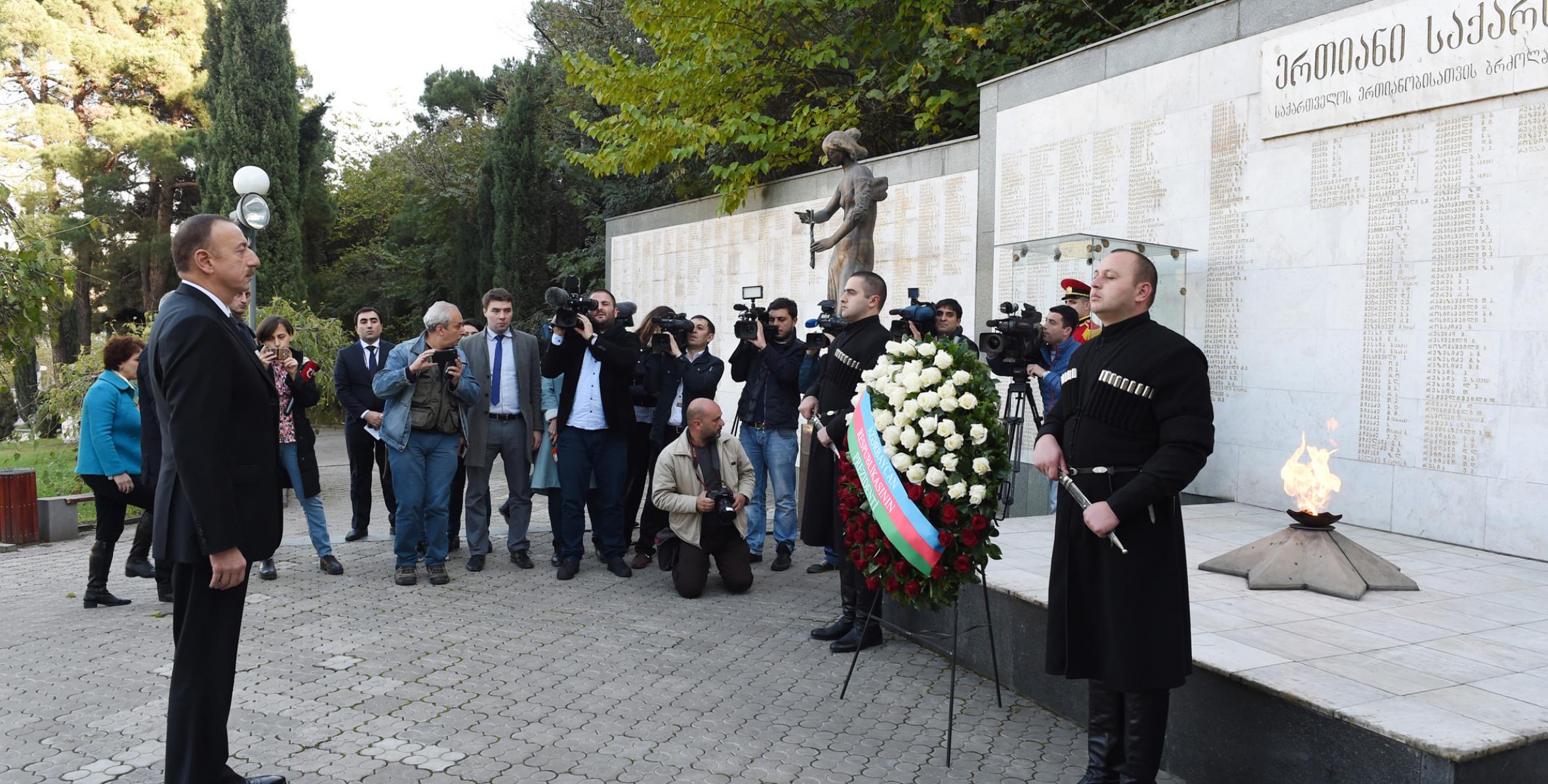 Ильхам Алиев посетил Мемориал героев в Тбилиси
