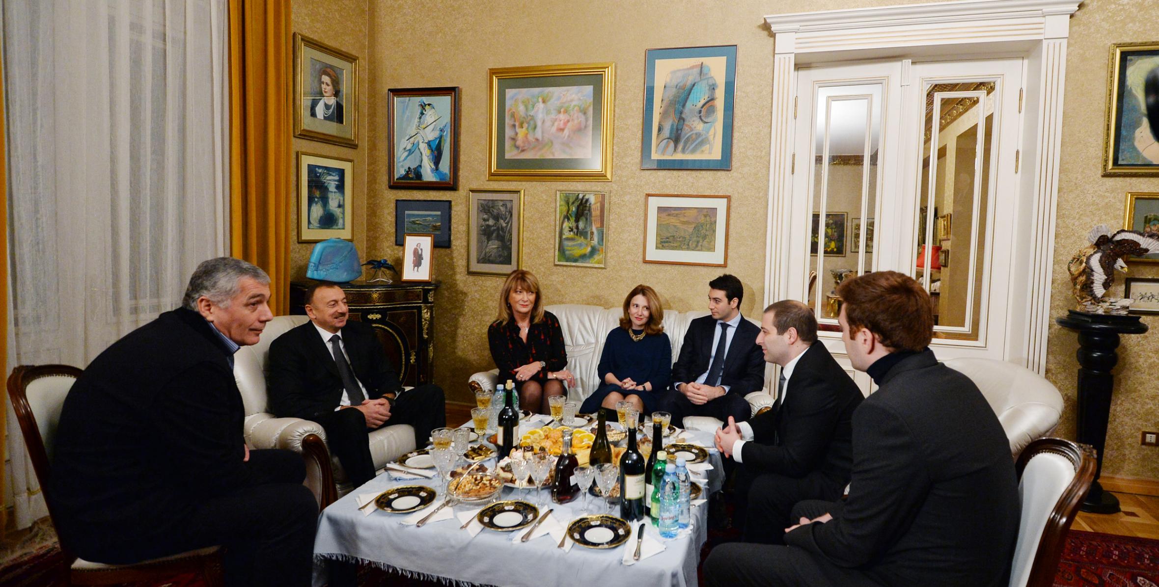 Ильхам Алиев посетил могилу покойного главы государства Грузии Эдуарда Шеварднадзе и встретился с членами его семьи