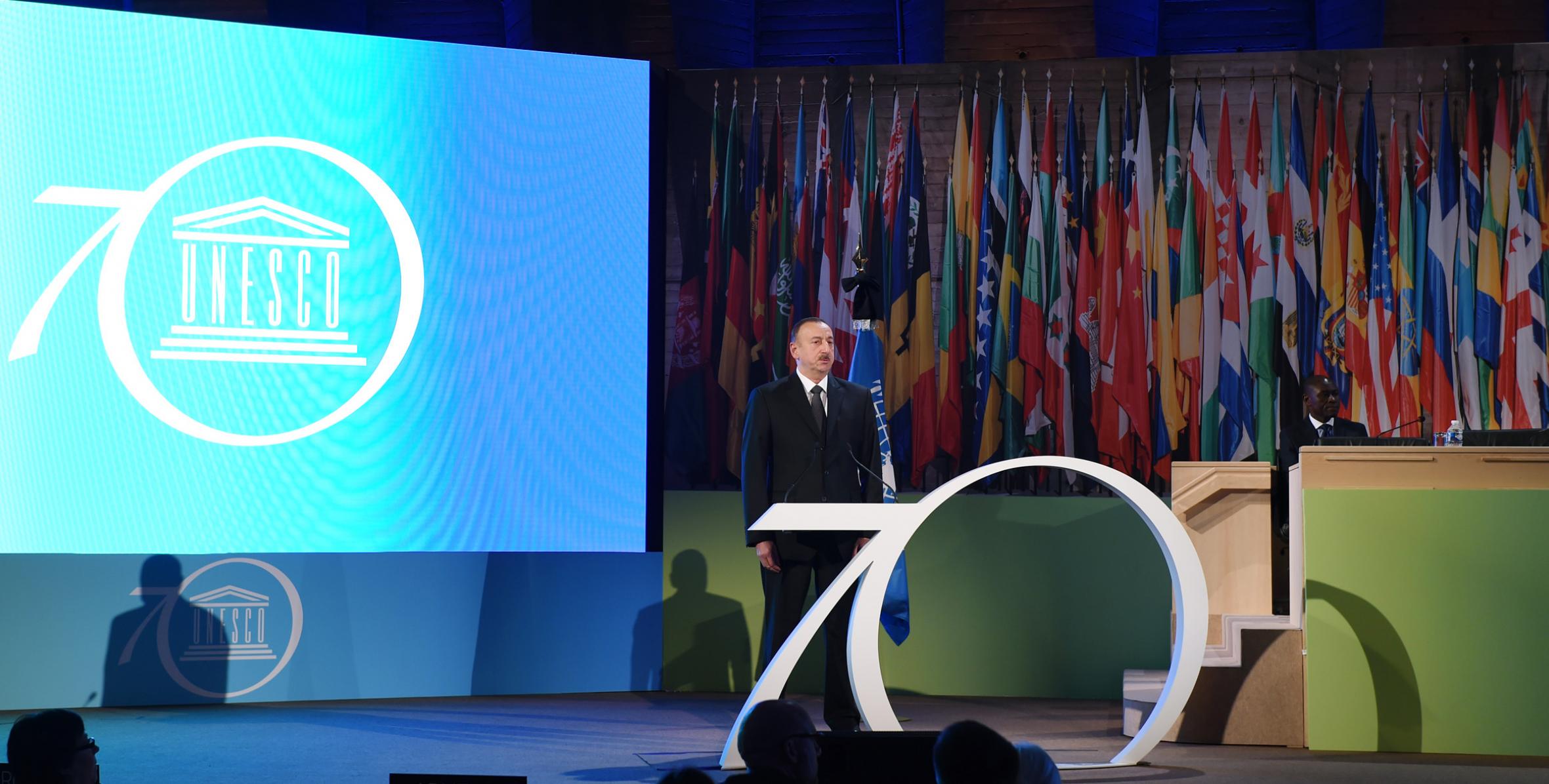 İlham Əliyev və xanımı Mehriban Əliyeva UNESCO Baş Konfransının 38-ci sessiyasının Liderlər Forumunda iştirak ediblər