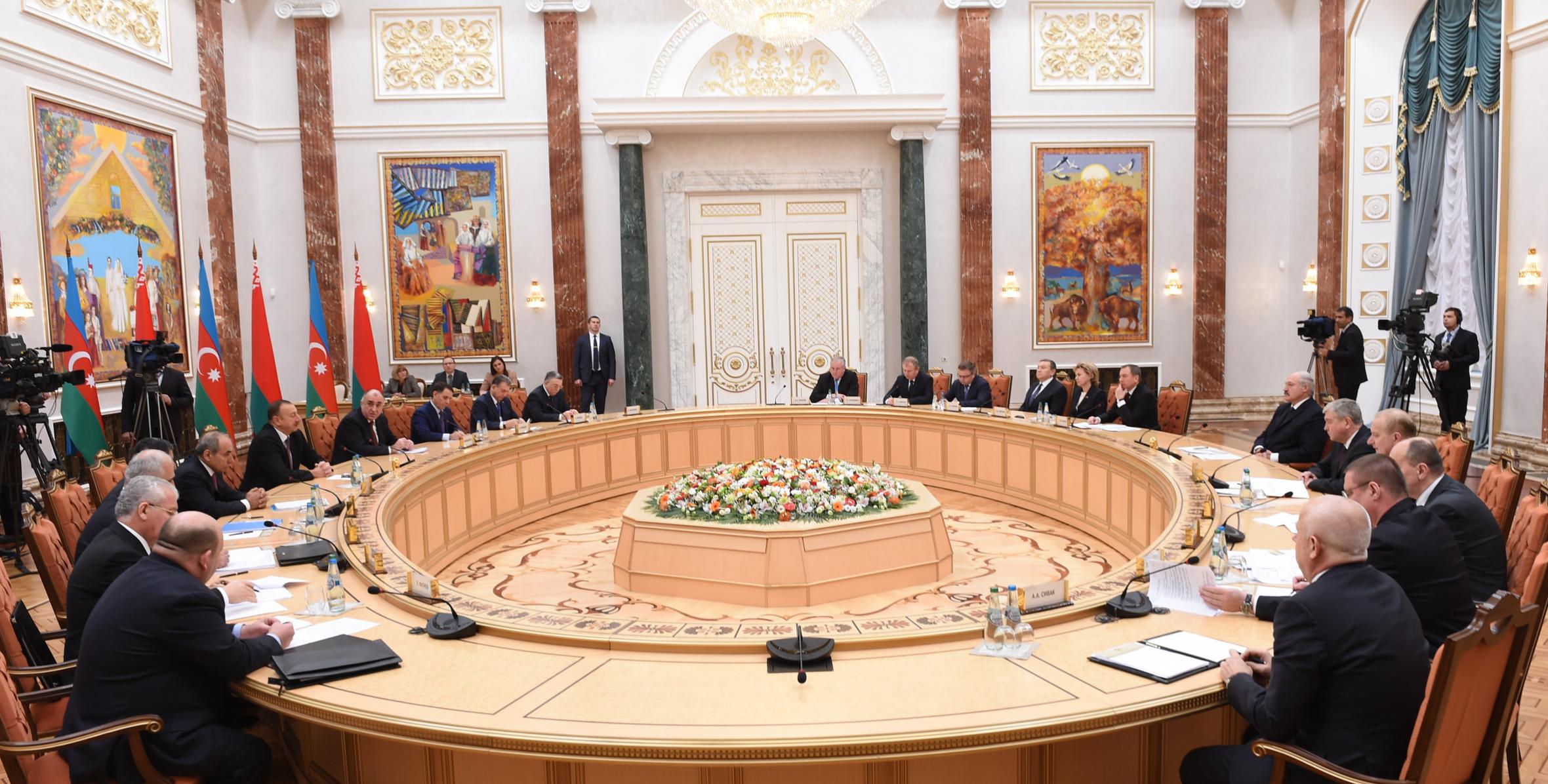 По окончании встречи один на один состоялась встреча Ильхама Алиева и Президента Республики Беларусь Александра Лукашенко в расширенном составе с участием делегаций