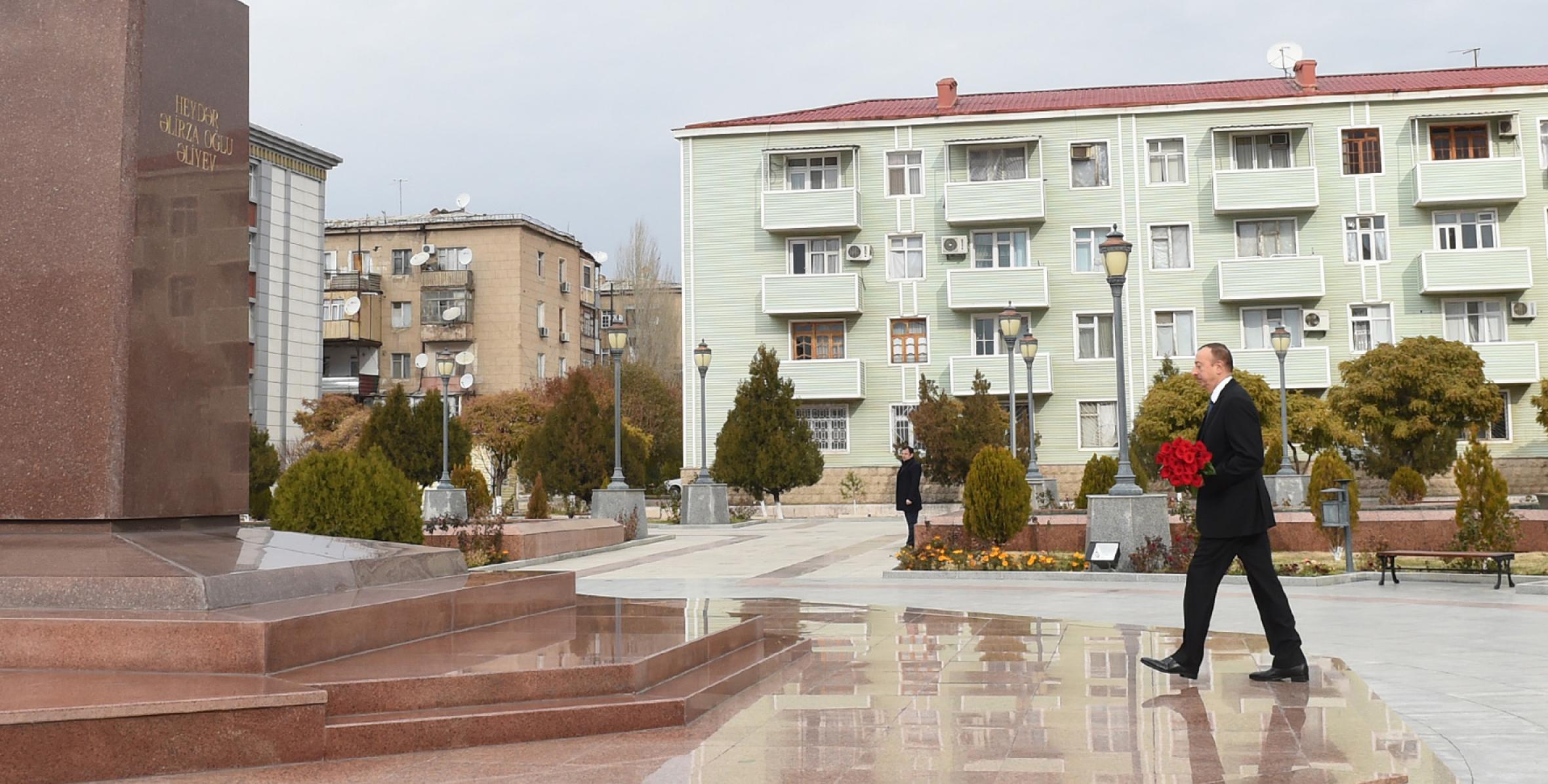 Ильхам Алиев посетил памятник общенациональному лидеру Гейдару Алиеву в Нахчыване