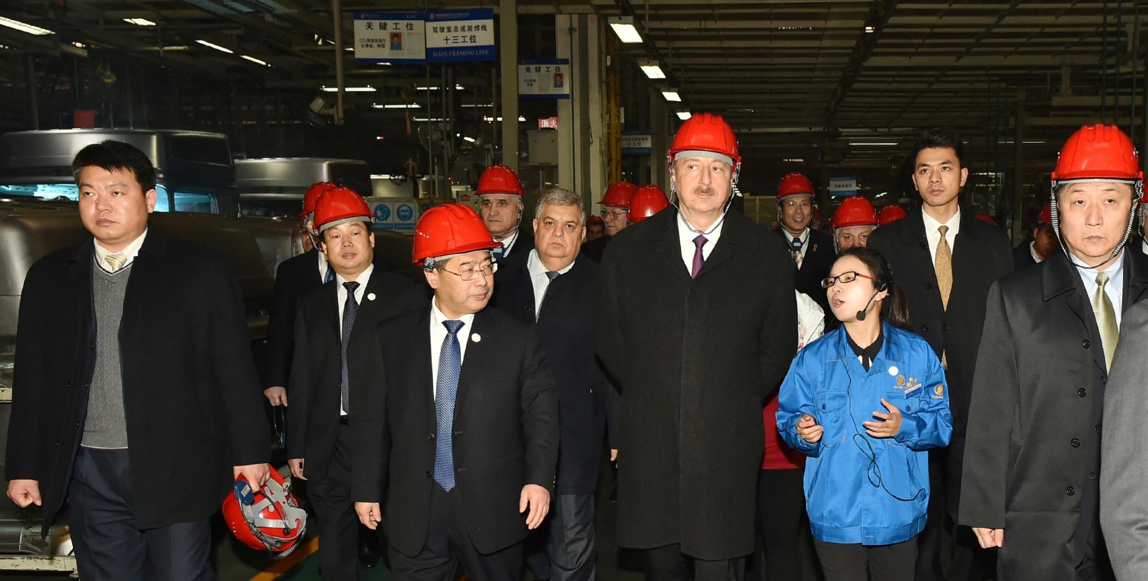 Ильхам Алиев ознакомился с автомобильным заводом Шааньси в городе Сиань