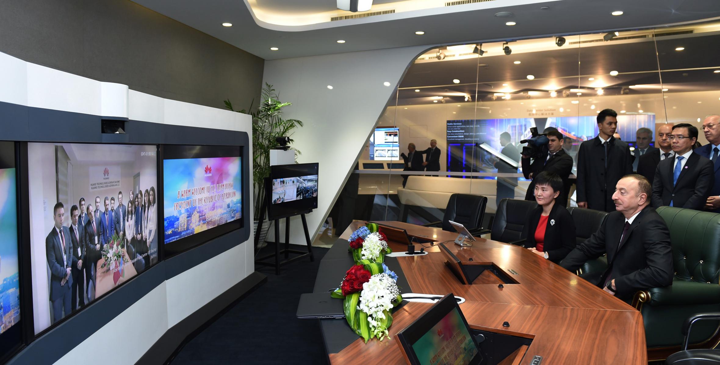 Ильхам Алиев побывал в Выставочном центре компании Huawei в Пекине