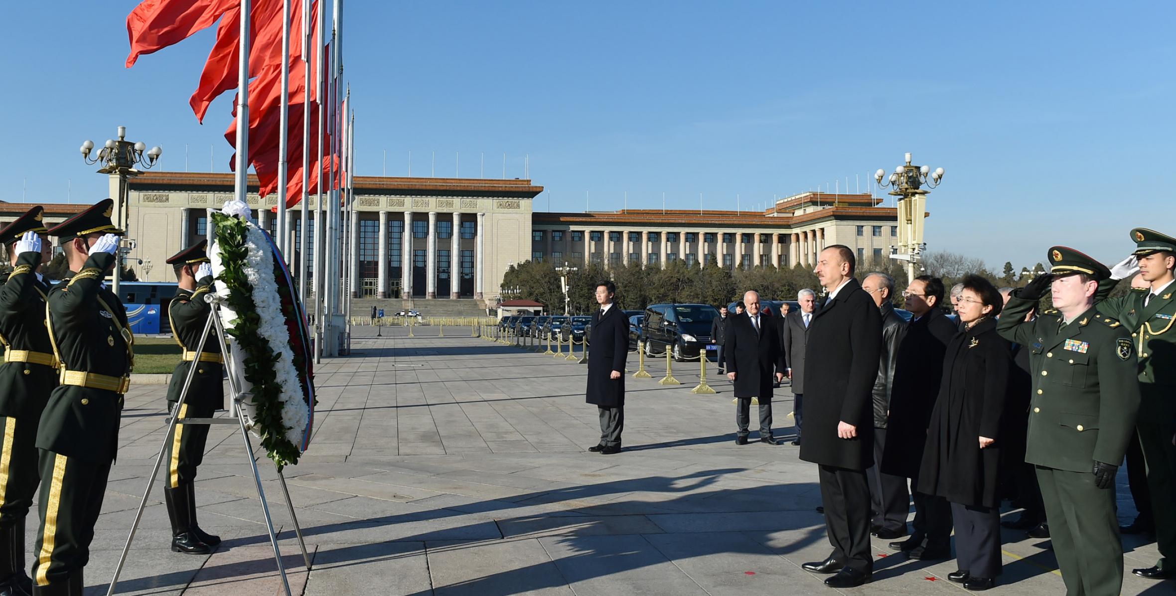 Ilham Aliyev visited the Monument to the People's Heroes in Beijing