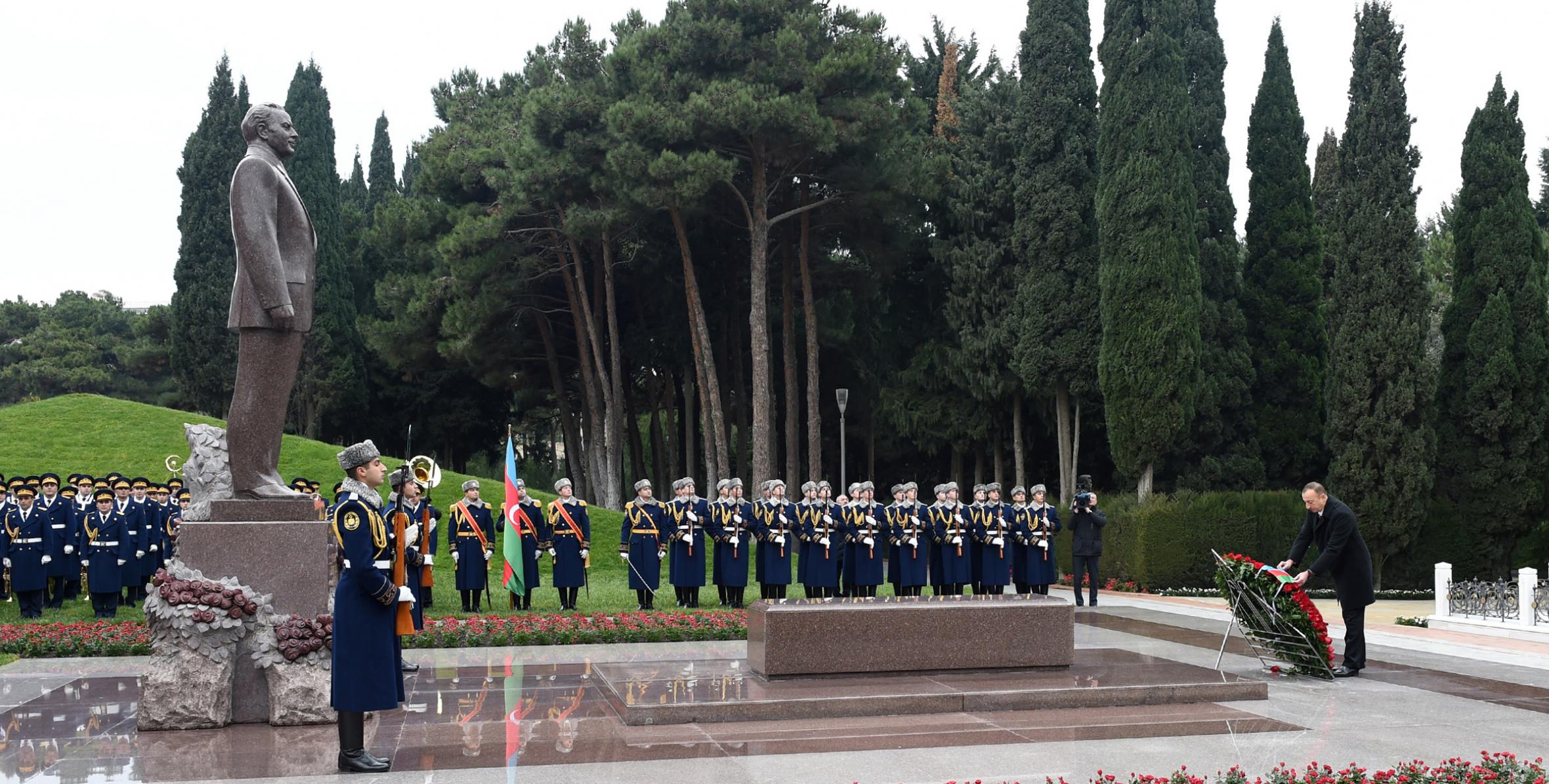 Ilham Aliyev visited the grave of national leader Heydar Aliyev