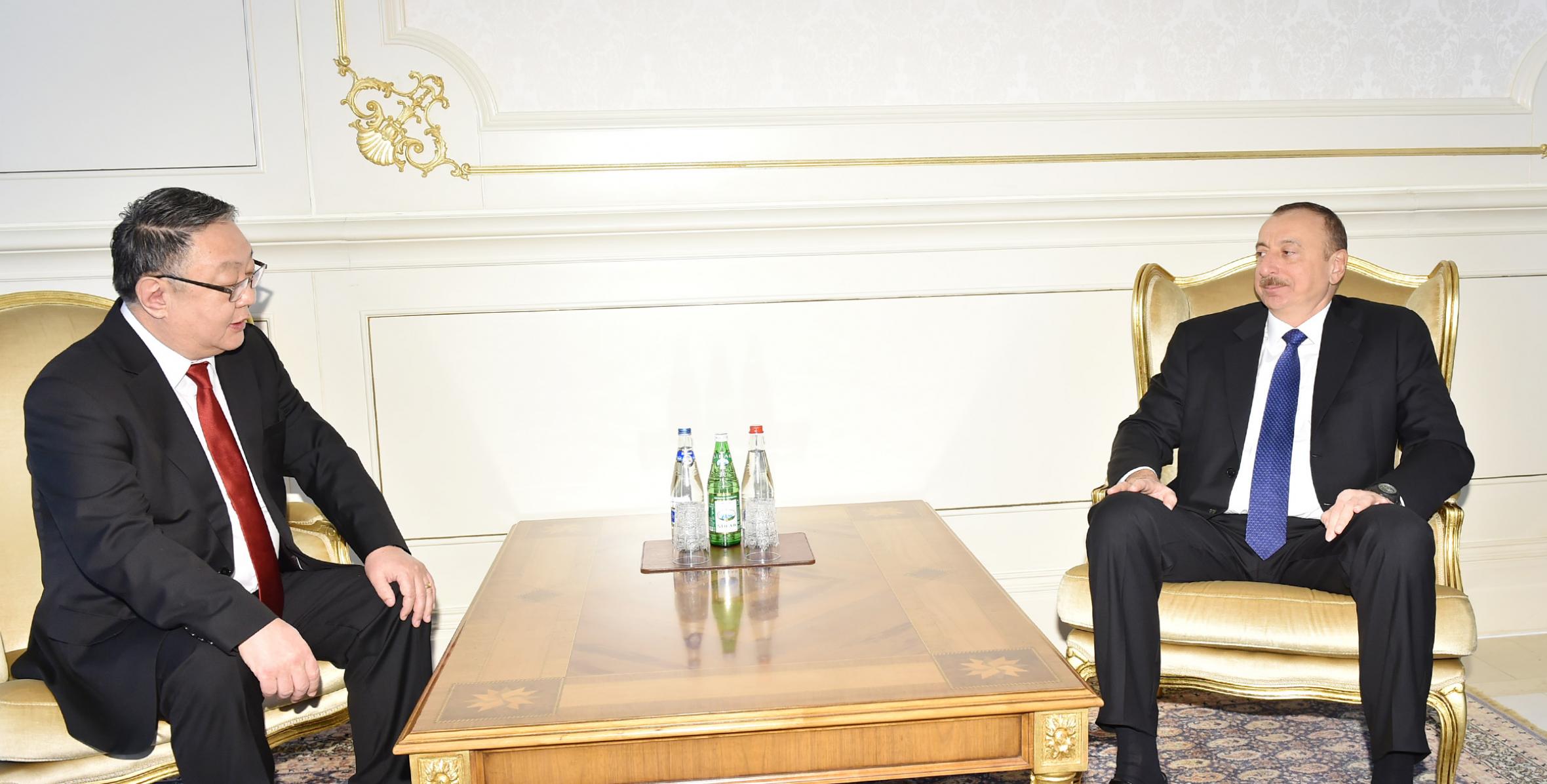 Ильхам Алиев принял верительные грамоты новоназначенного посла Монголии в Азербайджане