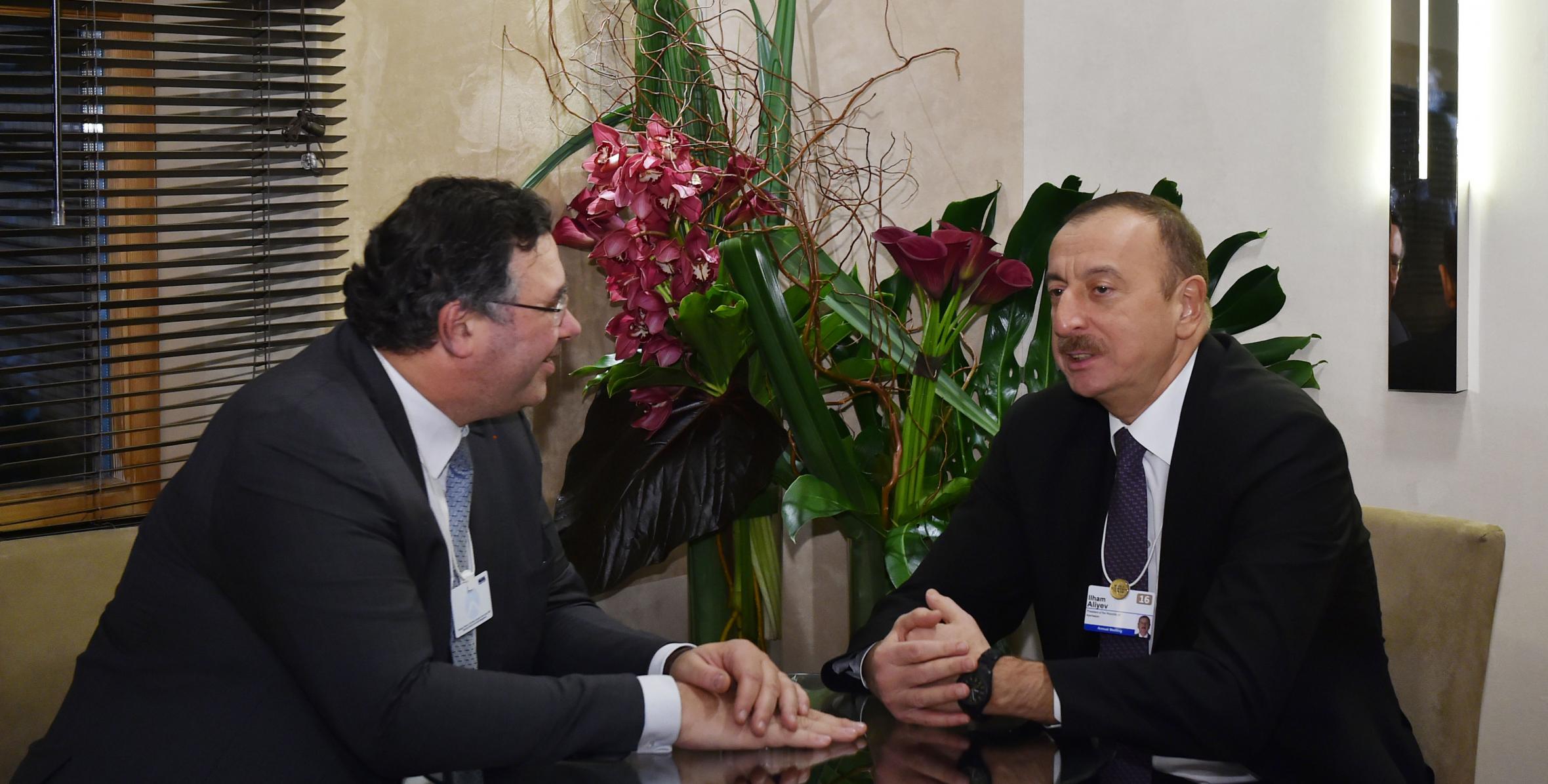 İlham Əliyev Davosda TOTAL şirkətinin baş icraçı direktoru ilə görüşüb