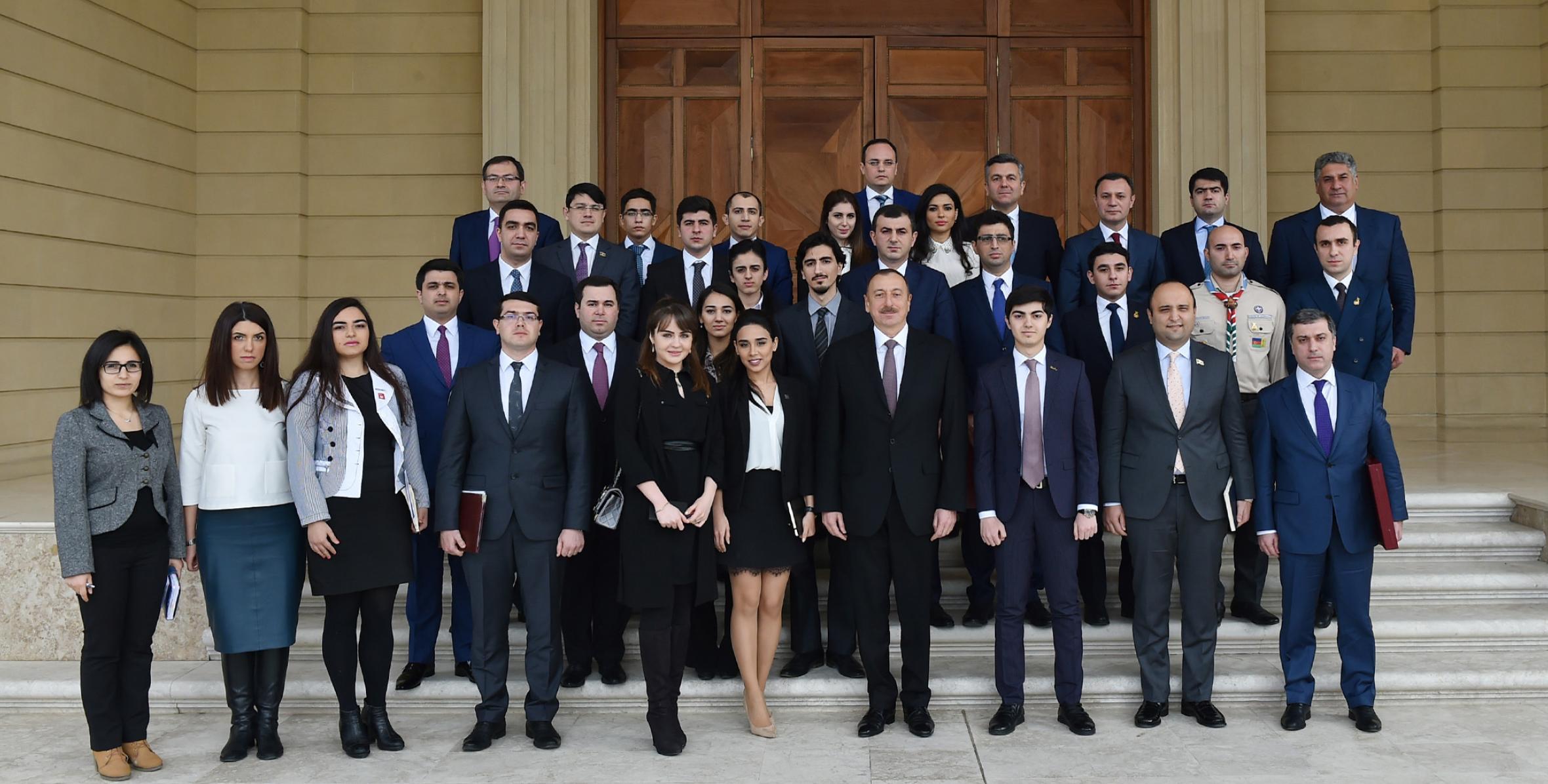 Ильхам Алиев встретился с группой молодежи страны