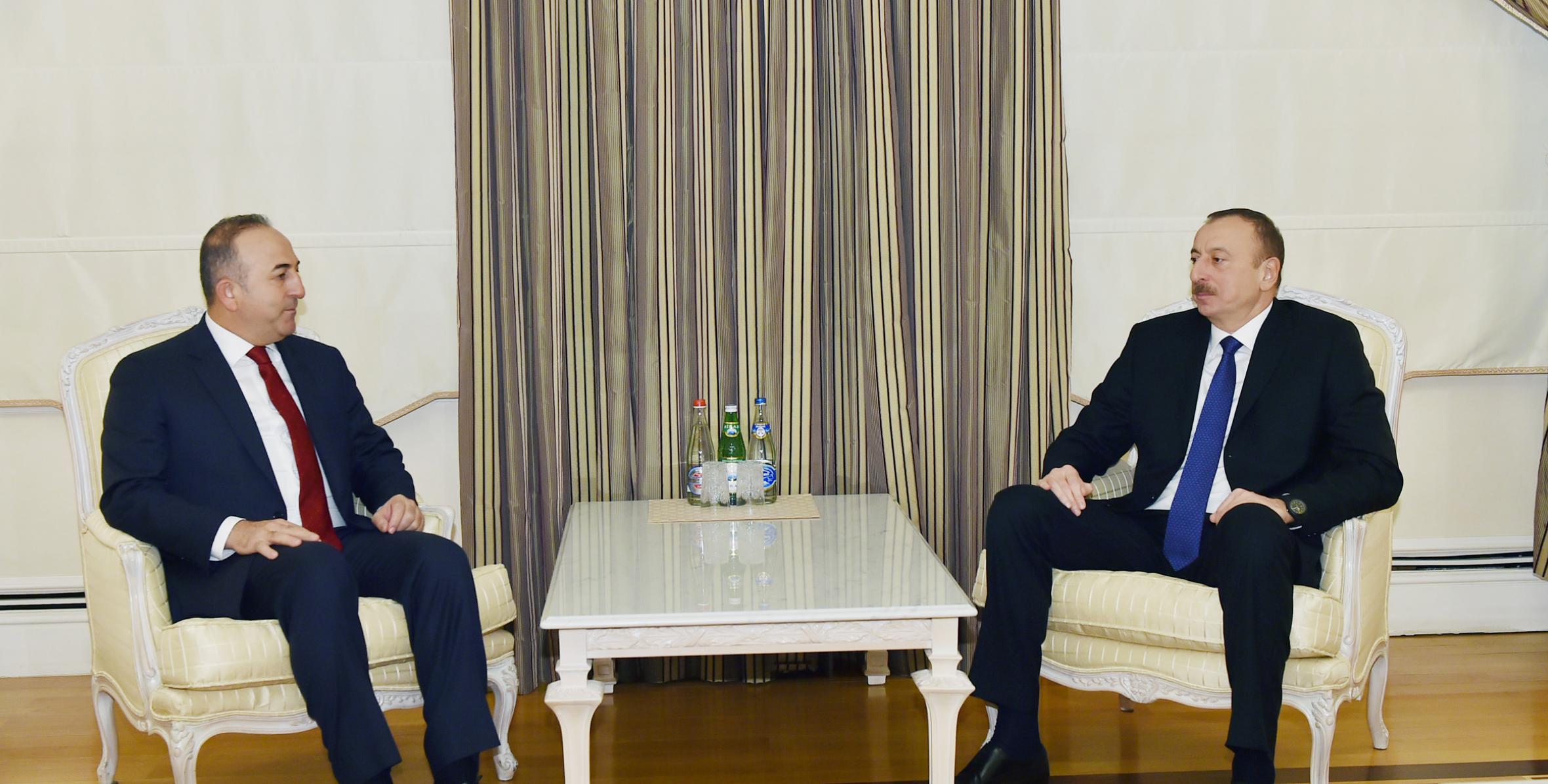 Ильхам Алиев принял министра иностранных дел Турции