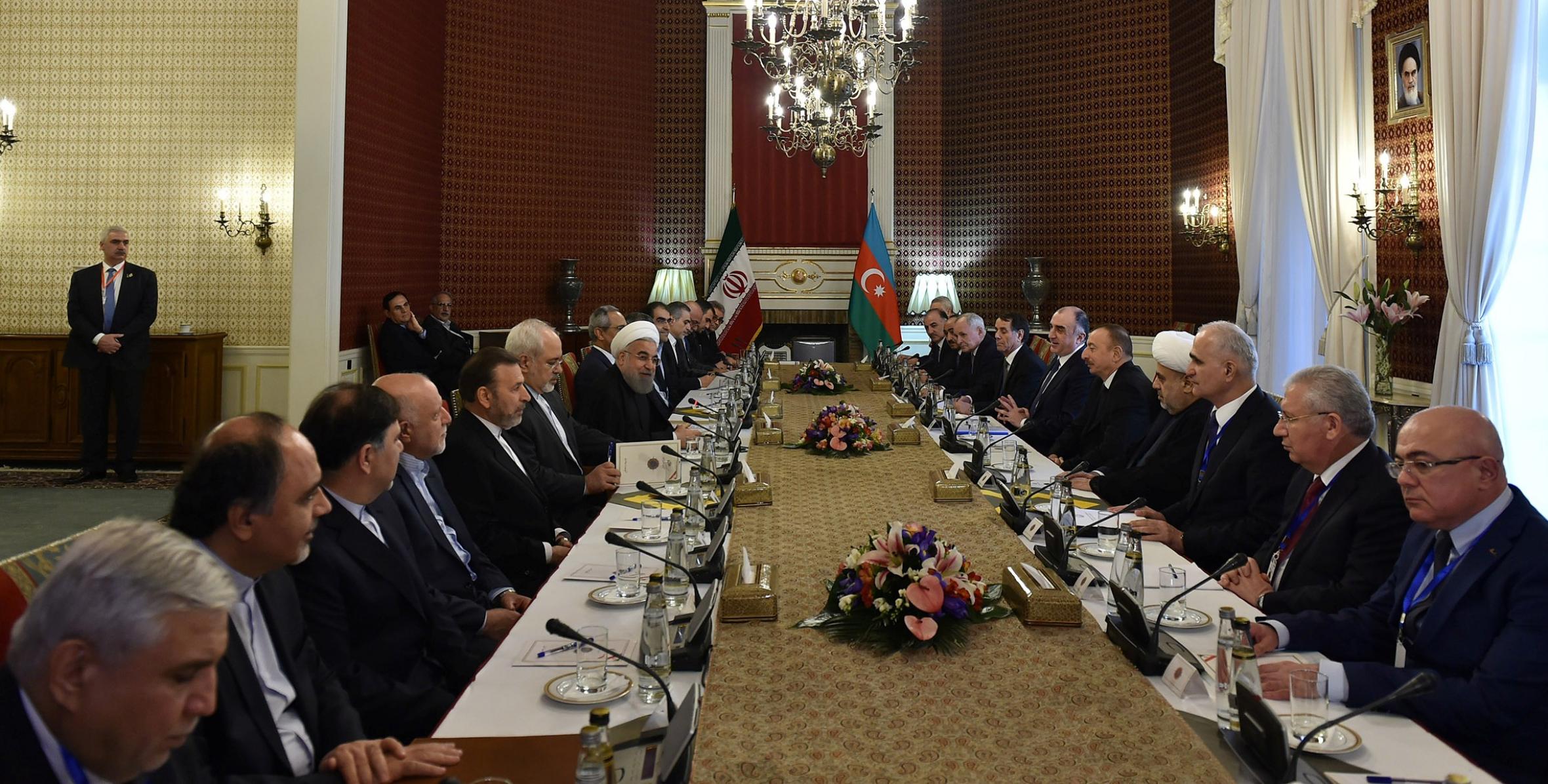 Состоялись переговоры Ильхама Алиева с Президентом Исламской Республики Иран Хасаном Роухани в расширенном составе