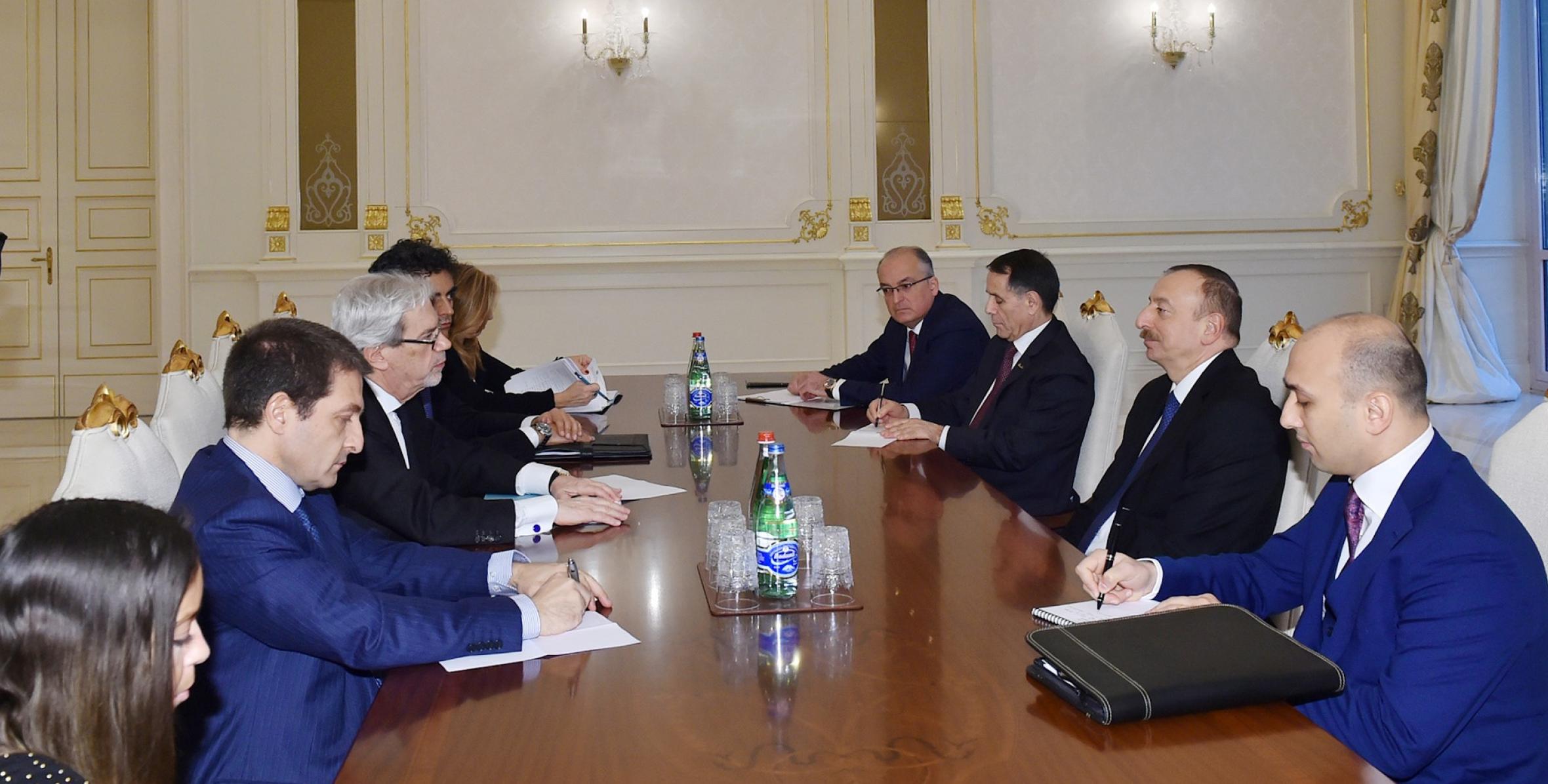 Ильхам Алиев принял делегацию во главе с государственным секретарем Совета министров Италии