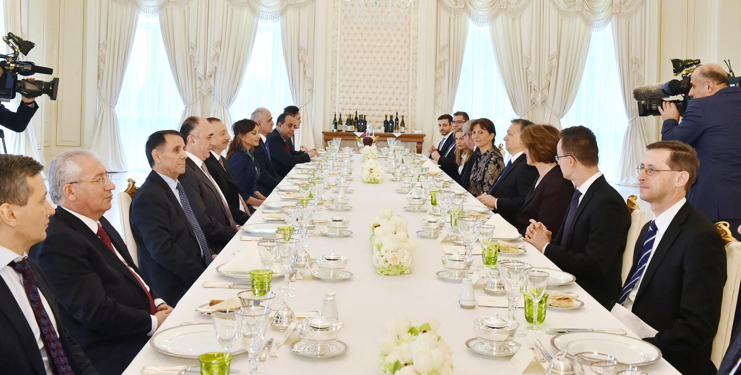 Oт имени Ильхама Алиева и его супруги Мехрибан Алиевой был дан обед в честь премьер-министра Венгрии Виктора Орбана и его супруги Анико Леваи