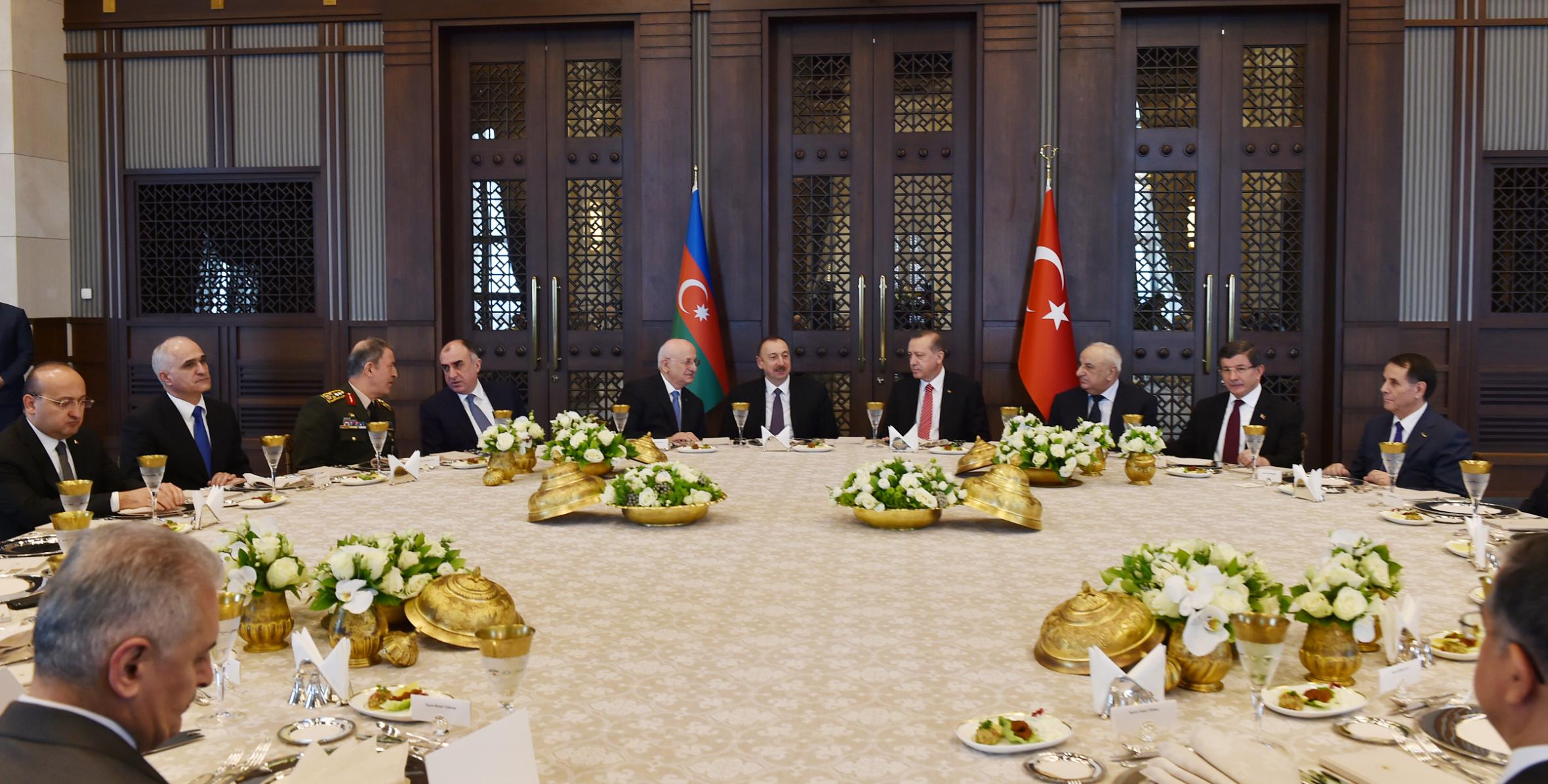 От имени Президента Турецкой Республики Реджепа Тайипа Эрдогана был устроен прием в честь Ильхама Алиева