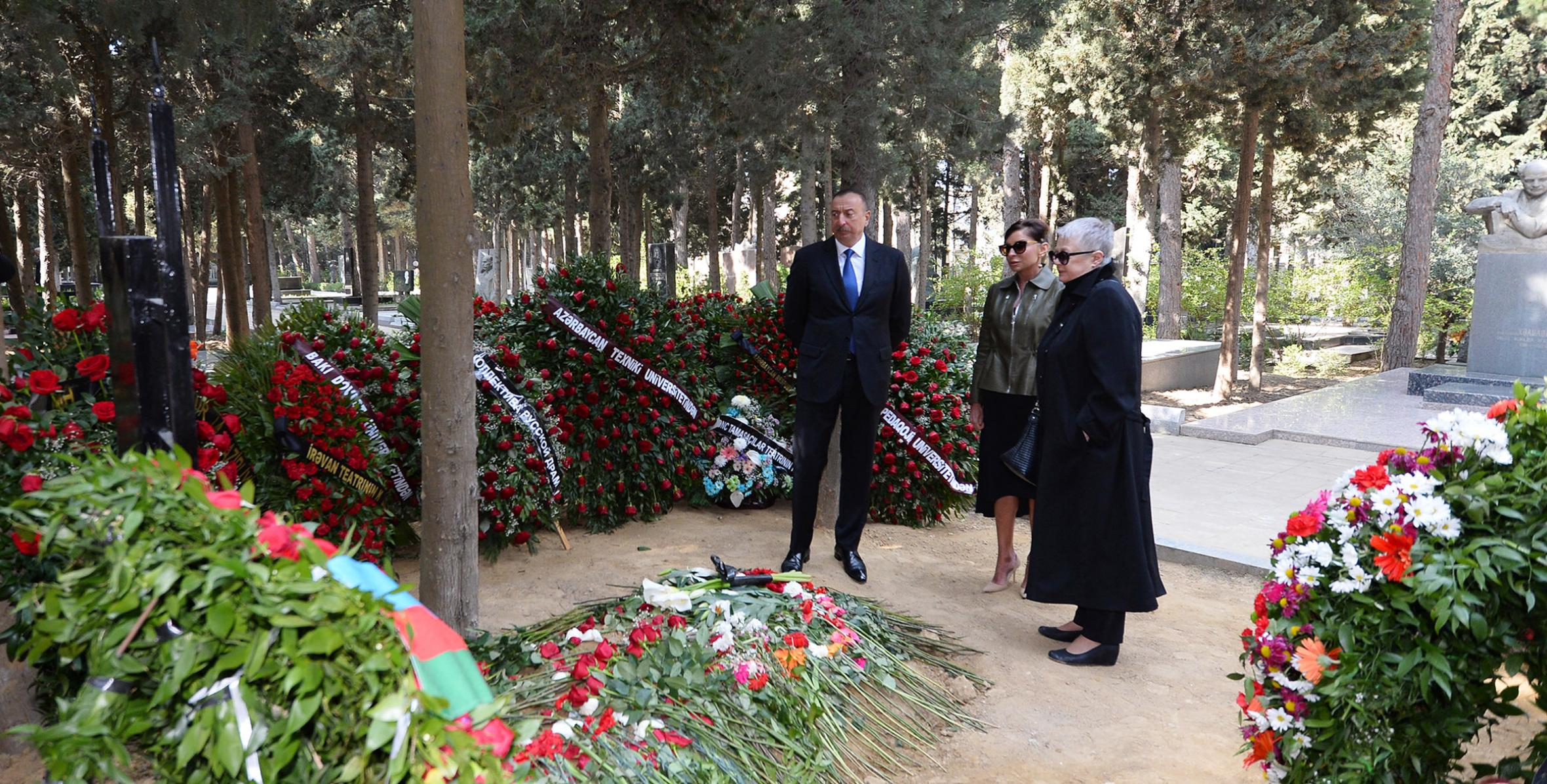 İlham Əliyev Xalq Yazıçısı Maqsud İbrahimbəyovun məzarını ziyarət edib