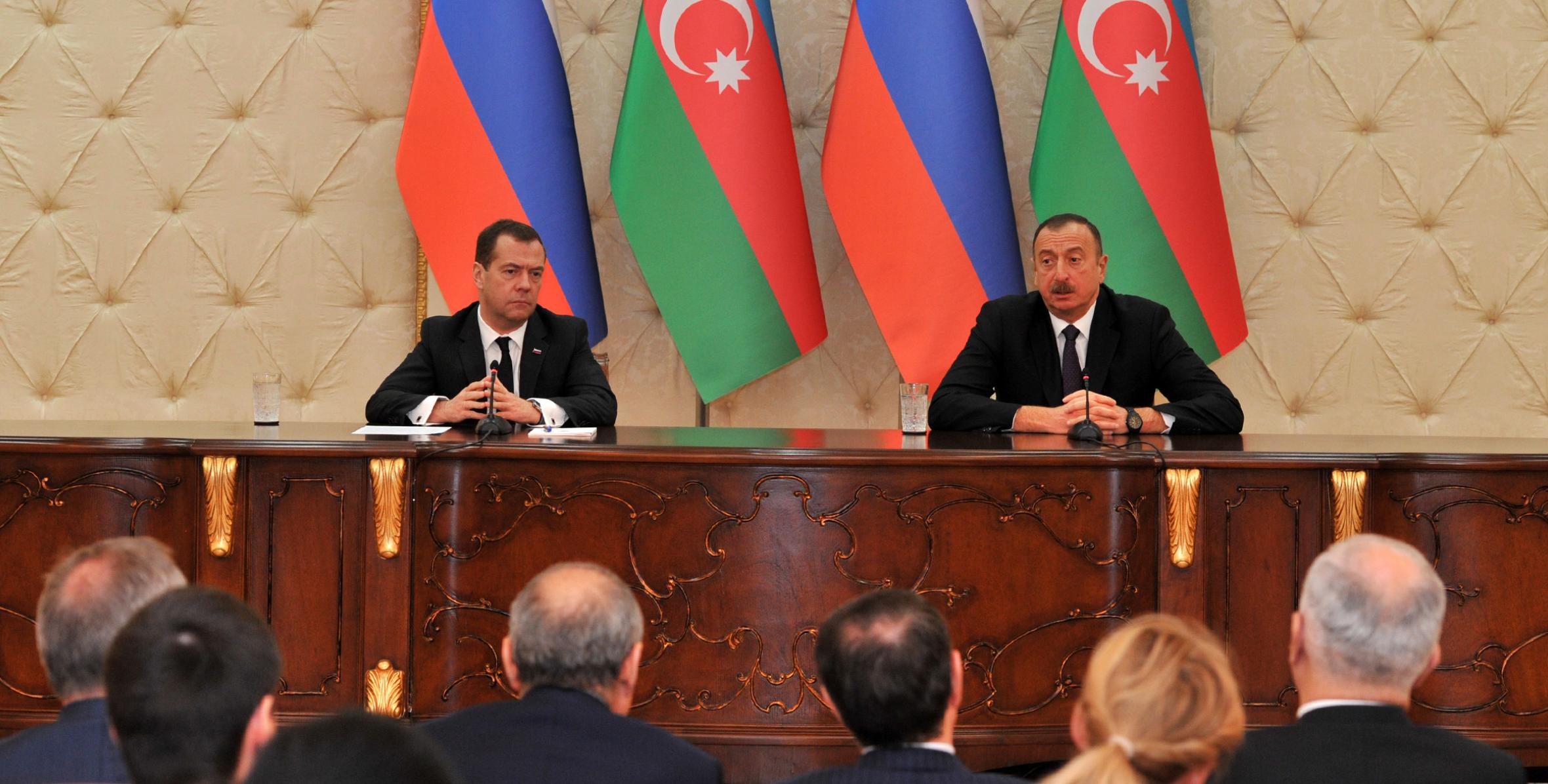 Ильхам Алиев и председатель Правительства России Дмитрий Медведев выступили с заявлениями для печати