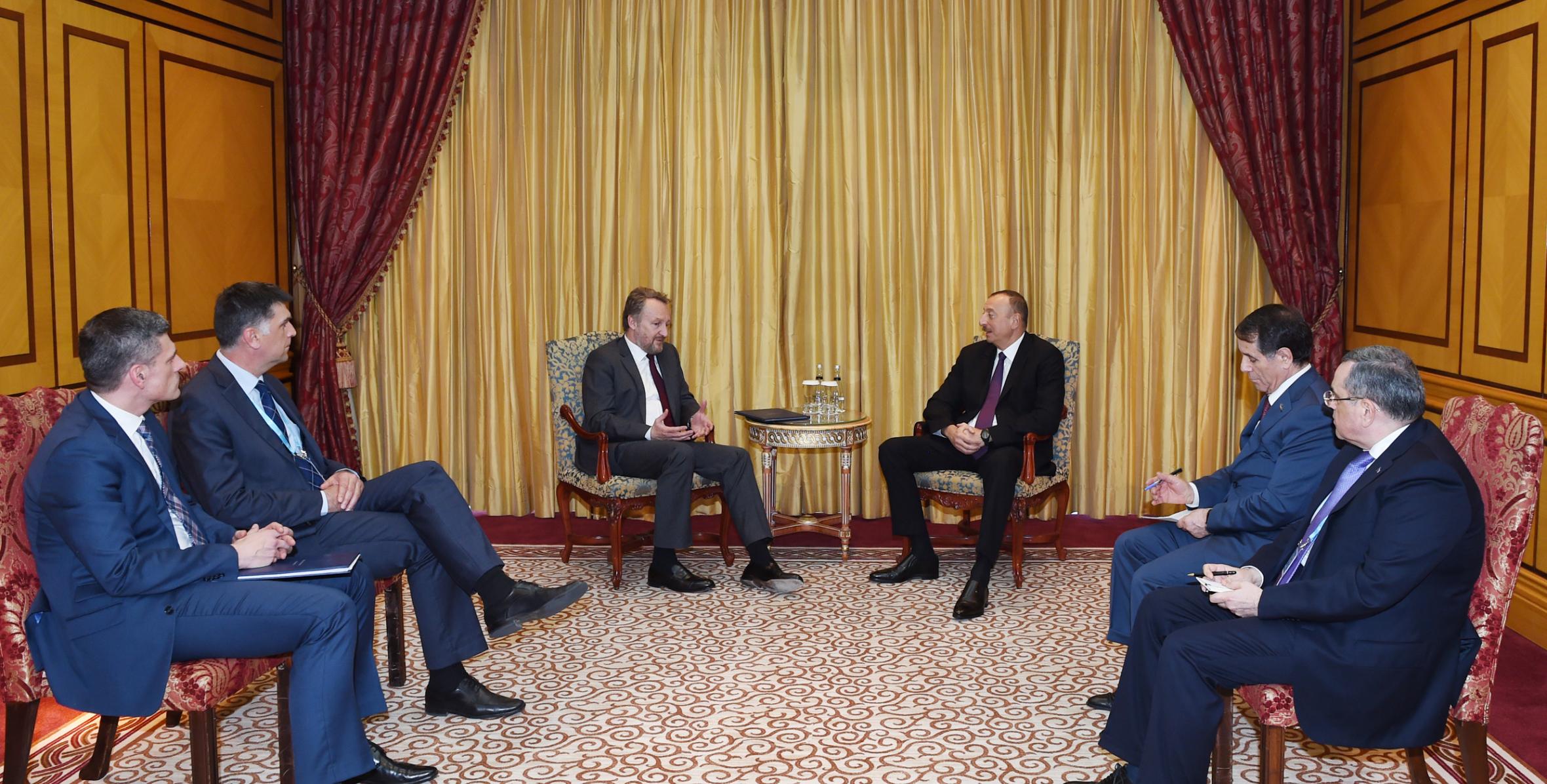 Ильхам Алиев встретился в Стамбуле с Председателем Президиума Боснии и Герцеговины Бакиром Изетбеговичем
