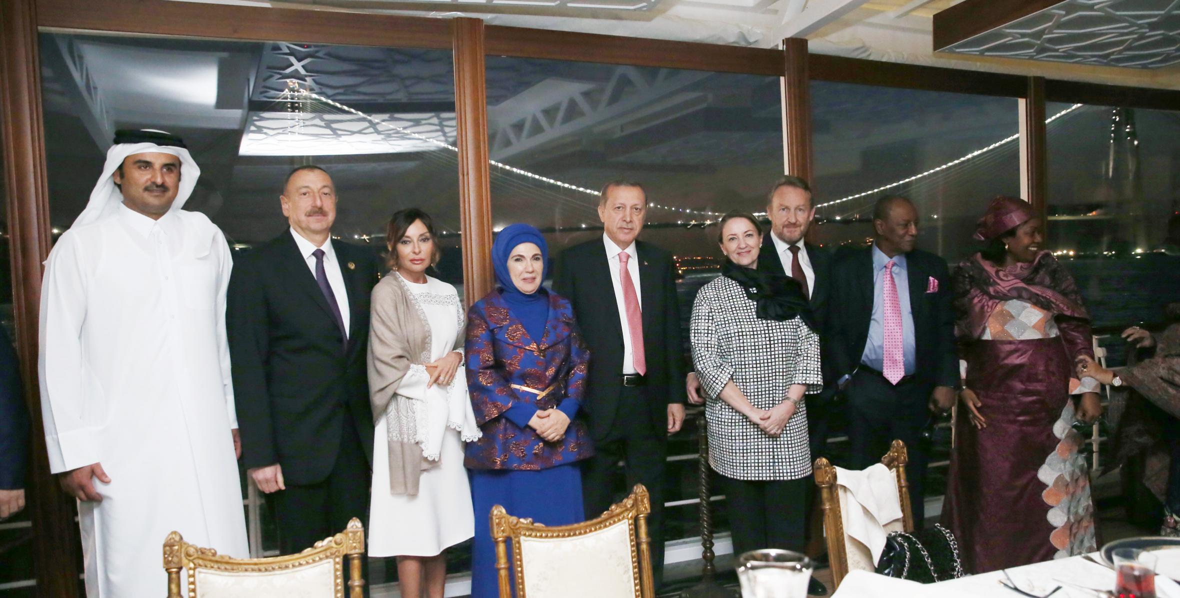 От имени Президента Турецкой Республики Реджепа Тайипа Эрдогана был дан обед в честь глав государств и правительств