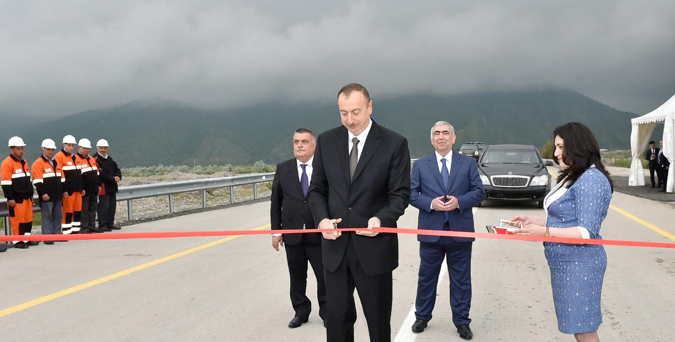 Ильхам Алиев принял участие в открытии после реконструкции 115-километрового участка Муганлы-Евлах автомобильной дороги Баку-Шамаха-Евлах