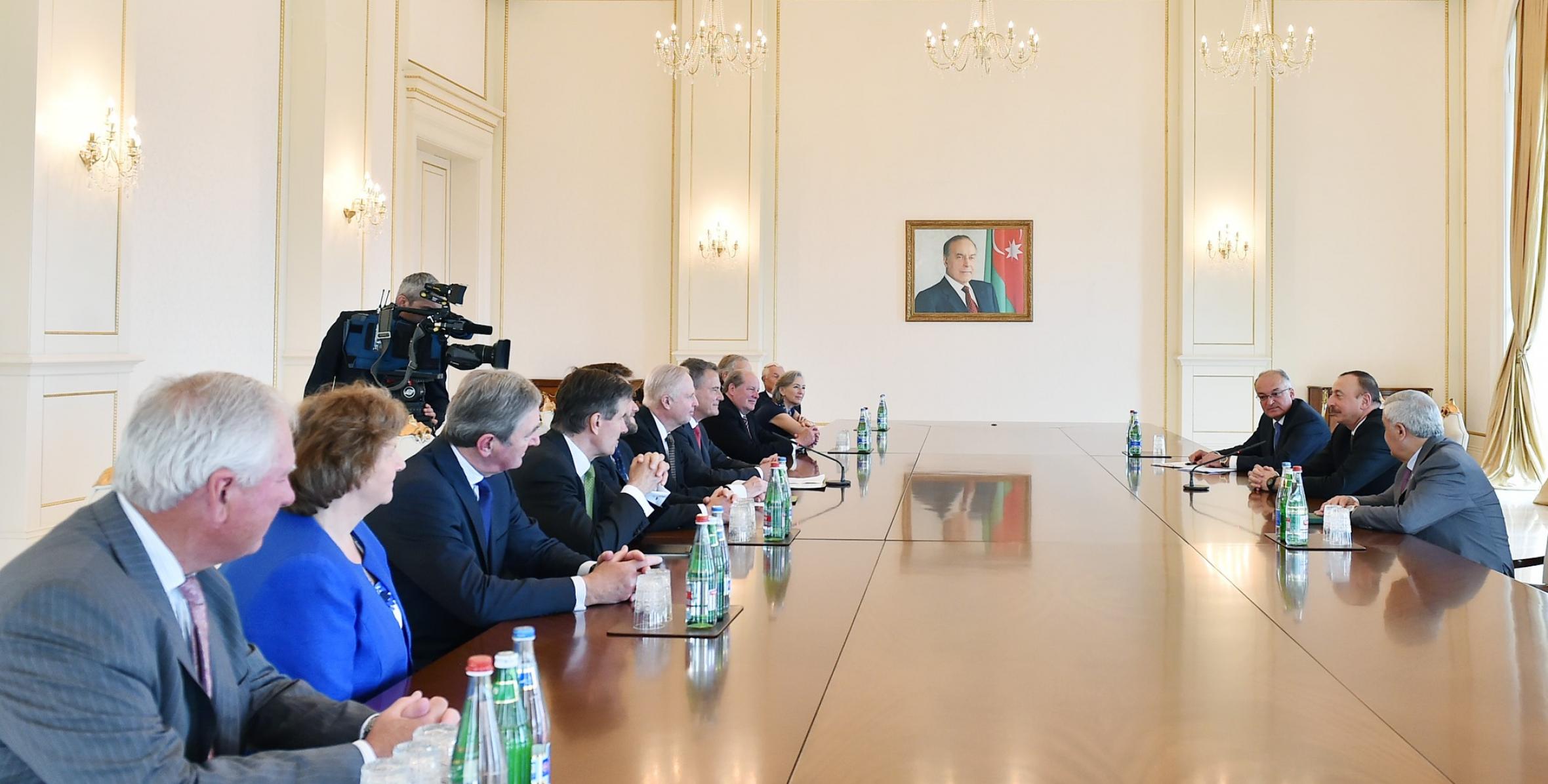 Ильхам Алиев принял делегацию во главе с председателем Совета директоров ВР