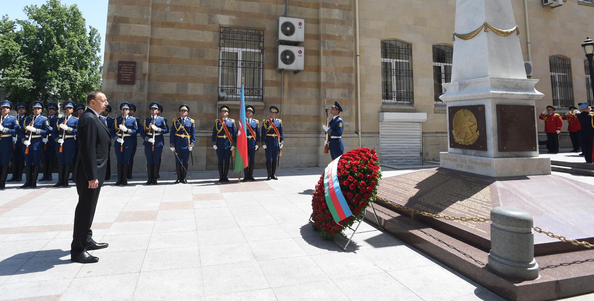 Ильхам Алиев посетил памятник, возведенный в честь Азербайджанской Демократической Республики