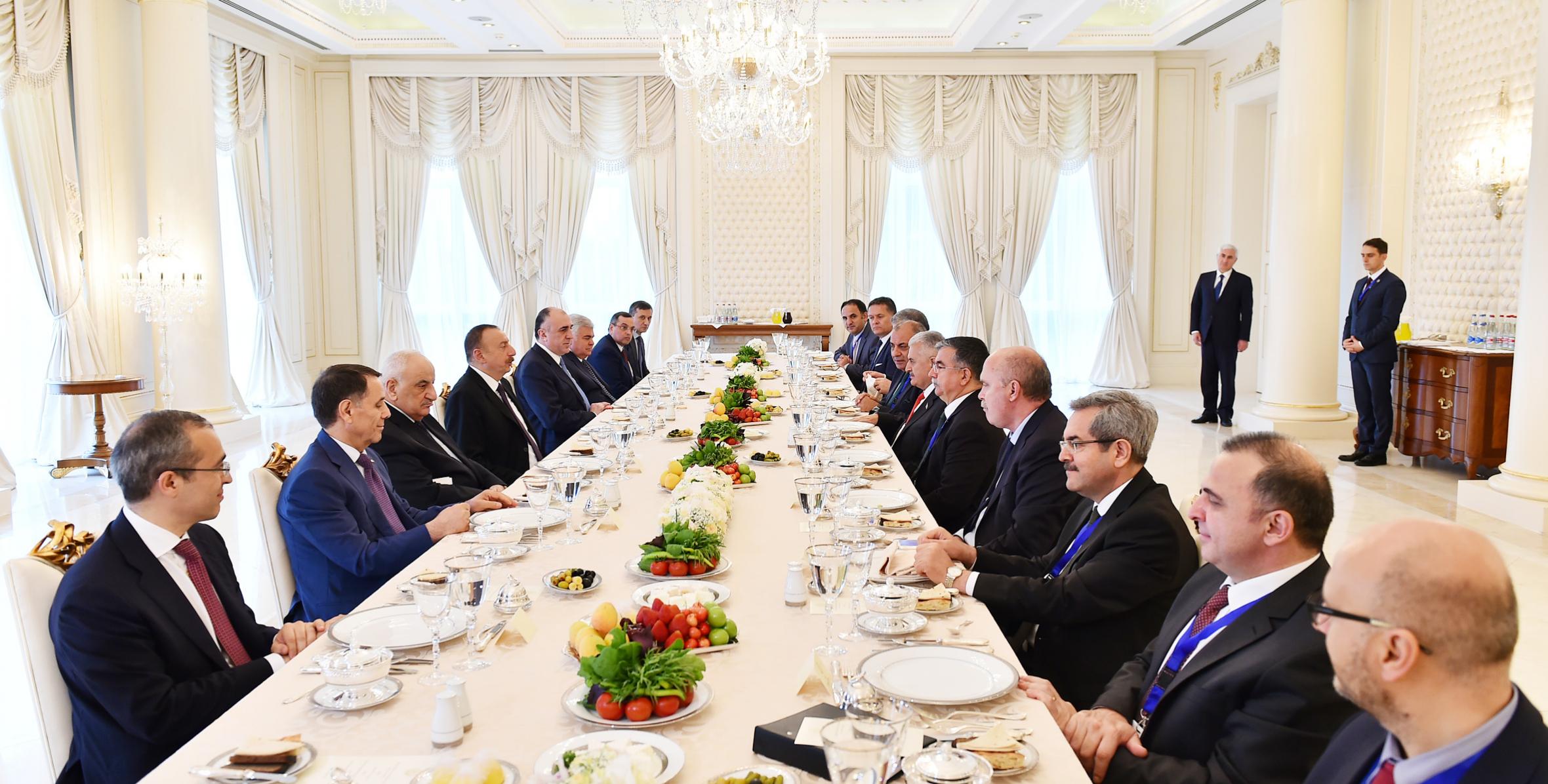 От имени Ильхама Алиева был устроен прием в честь находящегося с официальным визитом в нашей стране премьер-министра Турецкой Республики Бинали Йылдырыма