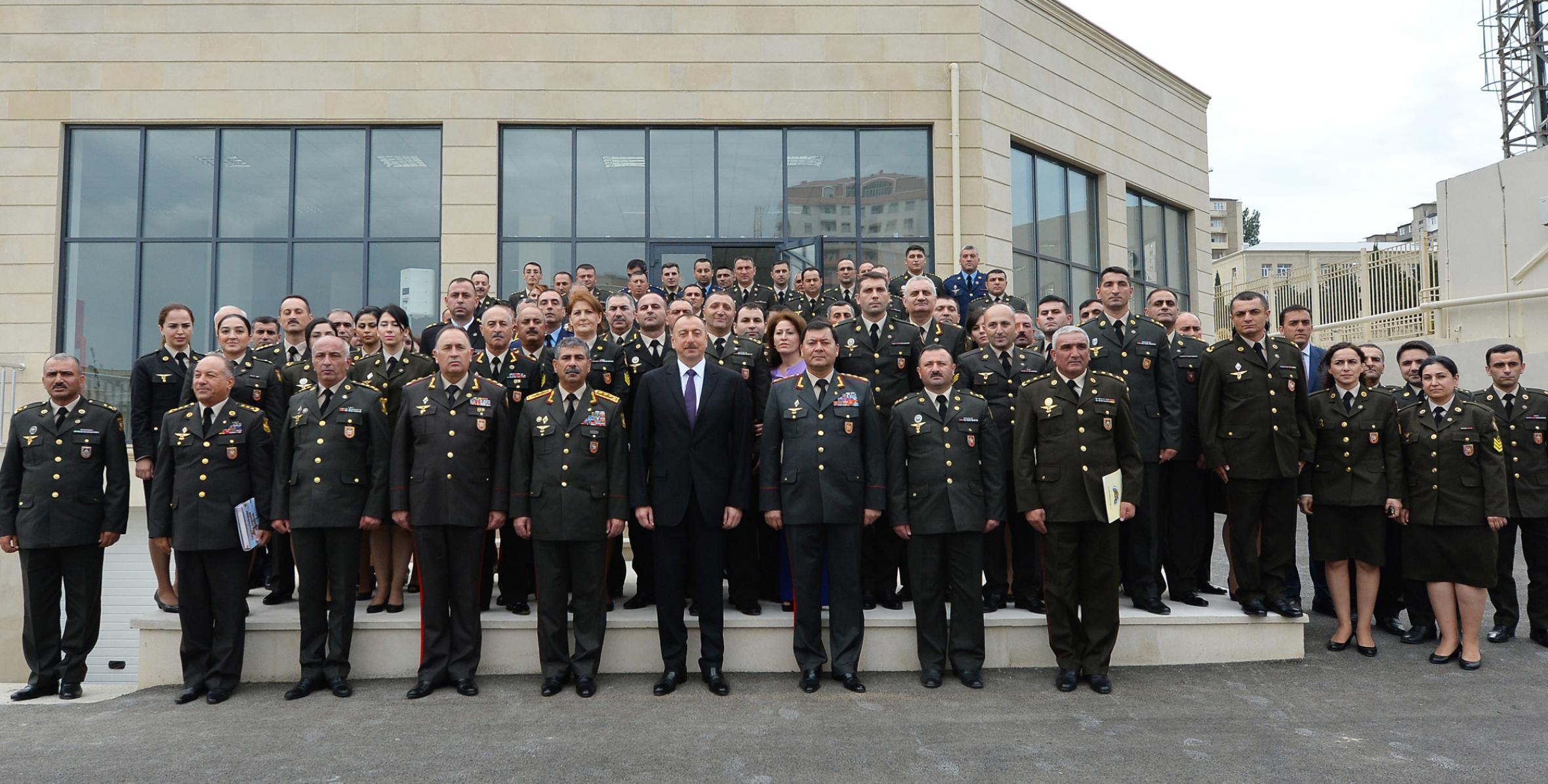 Ильхам Алиев ознакомился с условиями, созданными в здании, построенном для военнослужащих