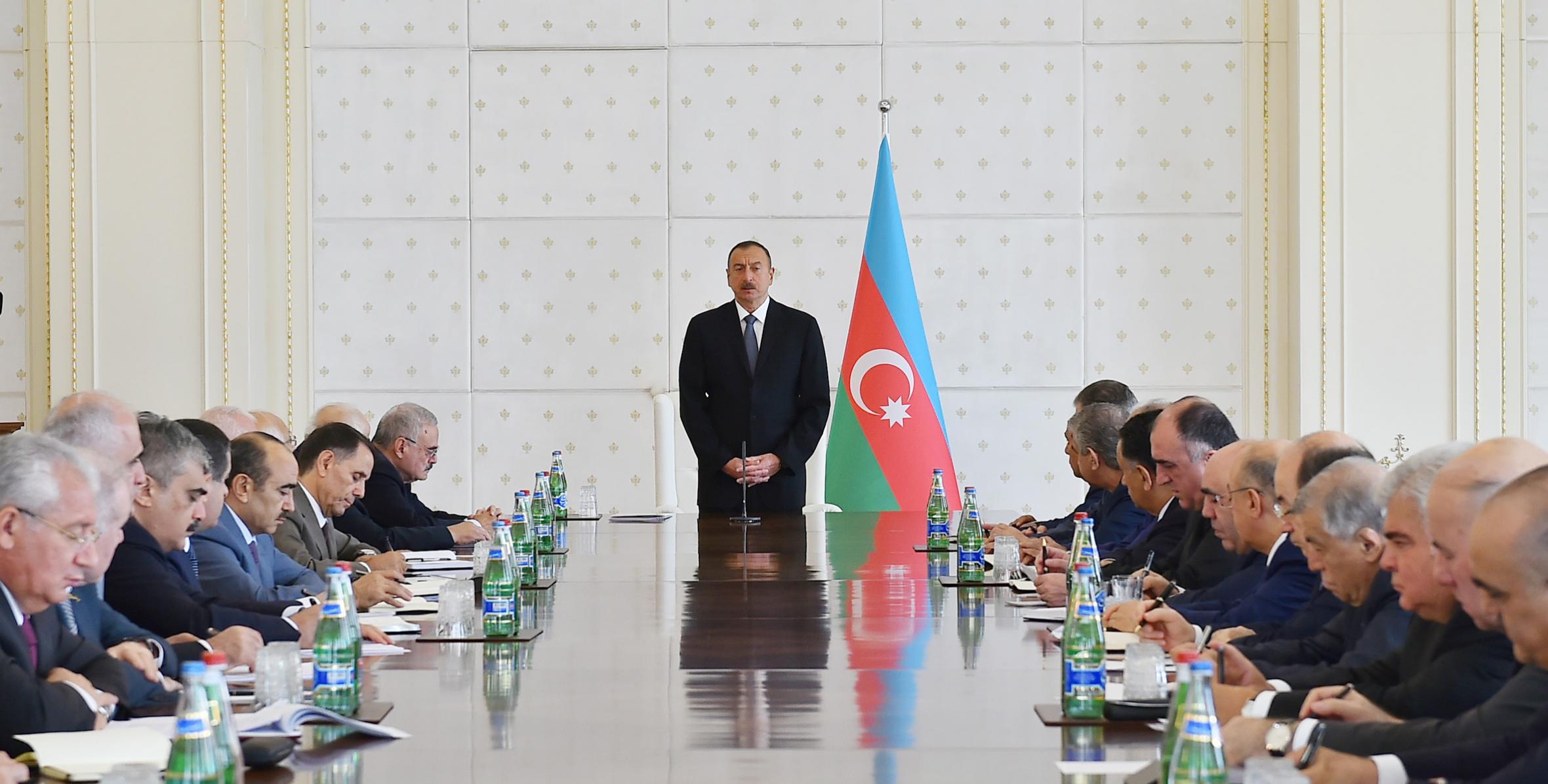 Под председательством Ильхама Алиева состоялось заседание Кабинета Министров, посвященное итогам социально-экономического развития в первой половине 2016 года и предстоящим задачам