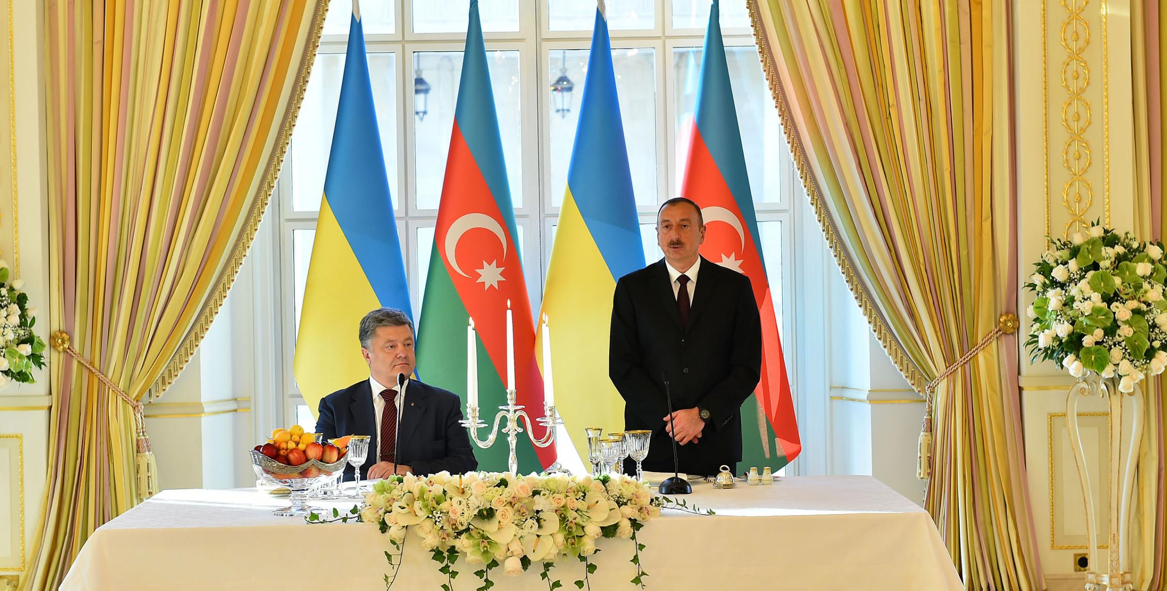 От имени Ильхама Алиева был устроен официальный прием в честь находящегося с визитом в нашей стране Президента Украины Петро Порошенко
