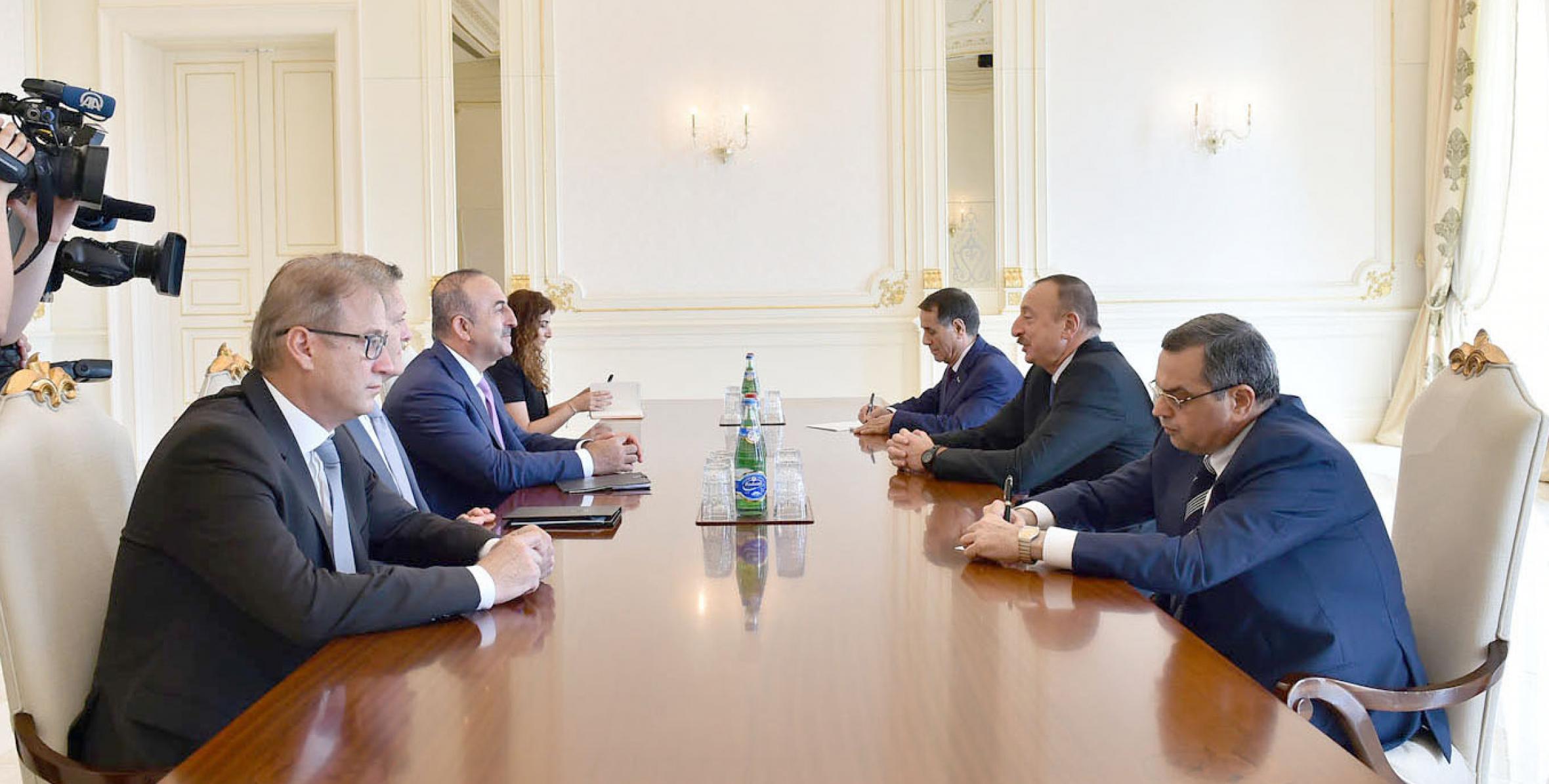 Ильхам Алиев принял делегацию, возглавляемую министром иностранных дел Турции