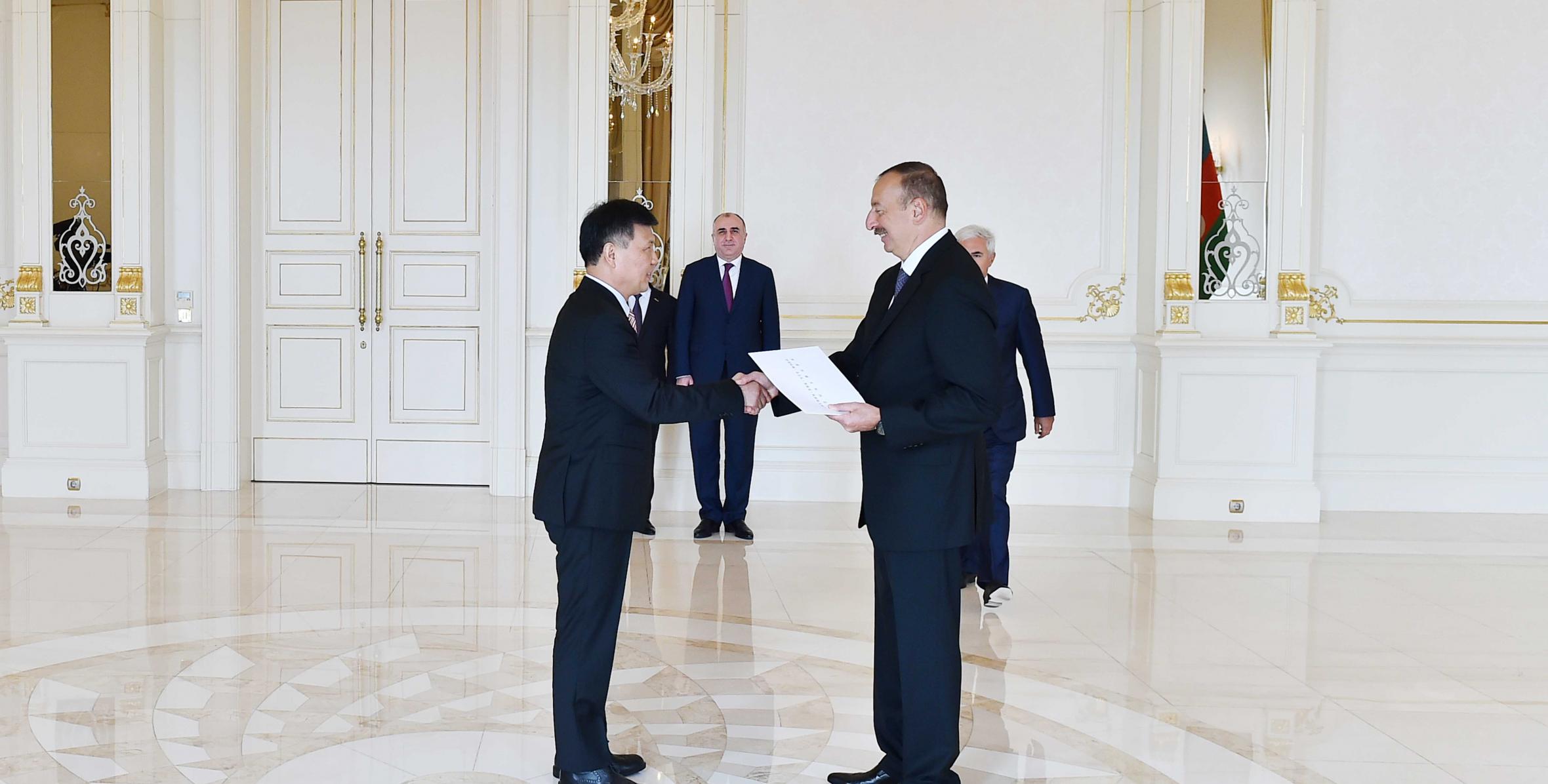 Ильхам Алиев принял верительные грамоты новоназначенного посла Китая в Азербайджане