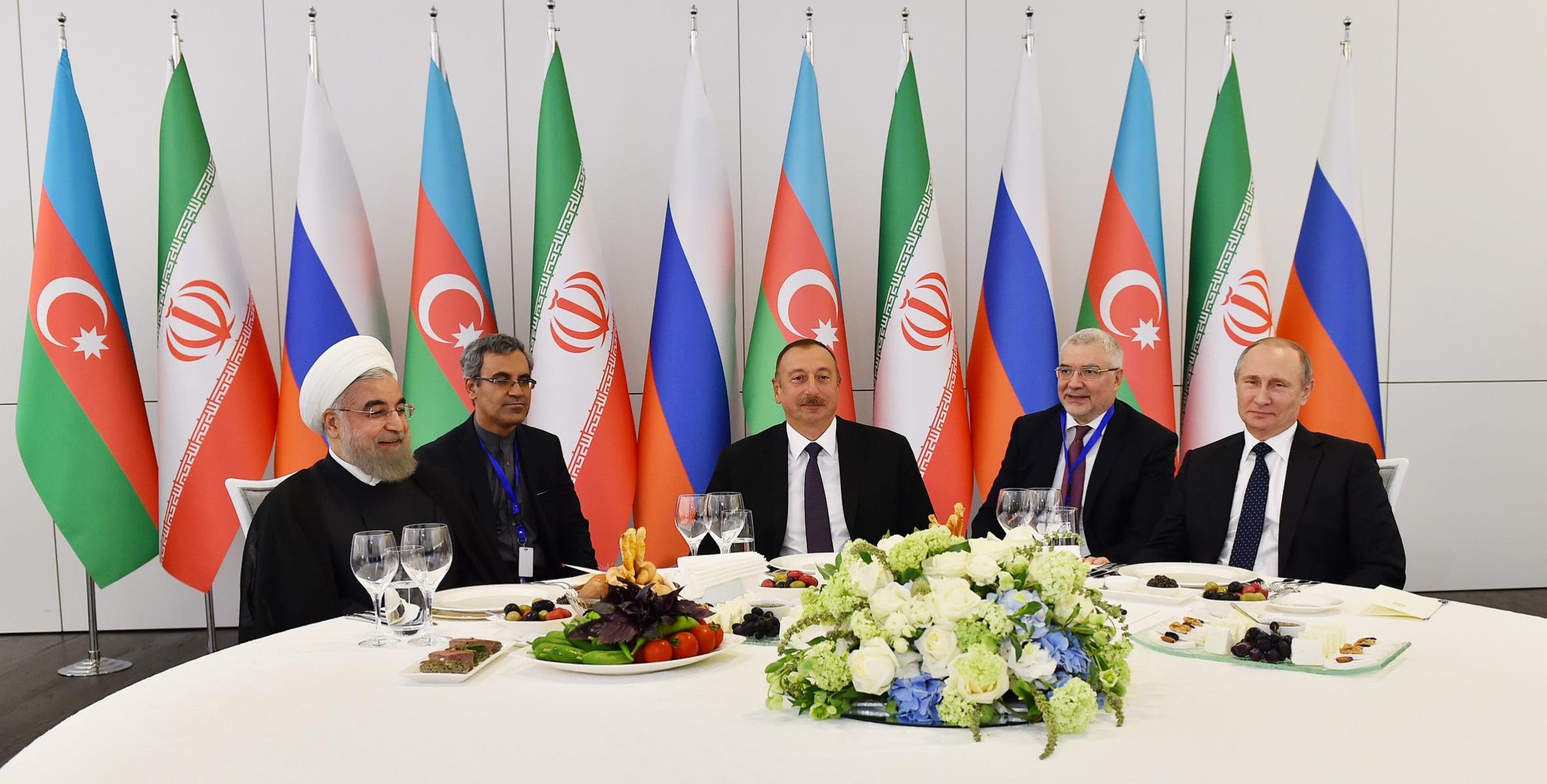 От имени Ильхама Алиева был устроен прием в честь Президента Исламской Республики Иран Хасана Роухани и Президента Российской Федерации Владимира Путина