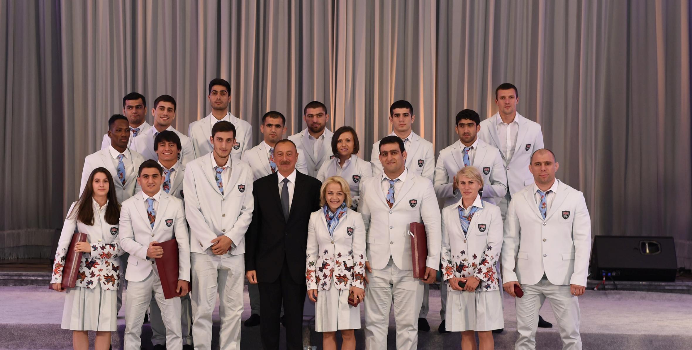 İlham Əliyev XXXI Yay Olimpiya Oyunlarında iştirak etmiş idmançılarla görüşüb