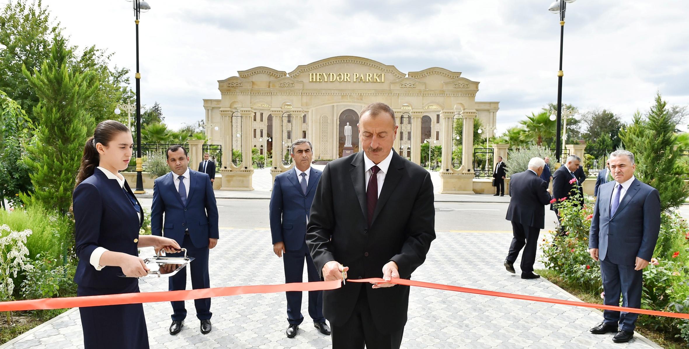 İlham Əliyev Yeni Azərbaycan Partiyası Salyan rayon təşkilatının yeni inzibati binasının açılışında iştirak edib
