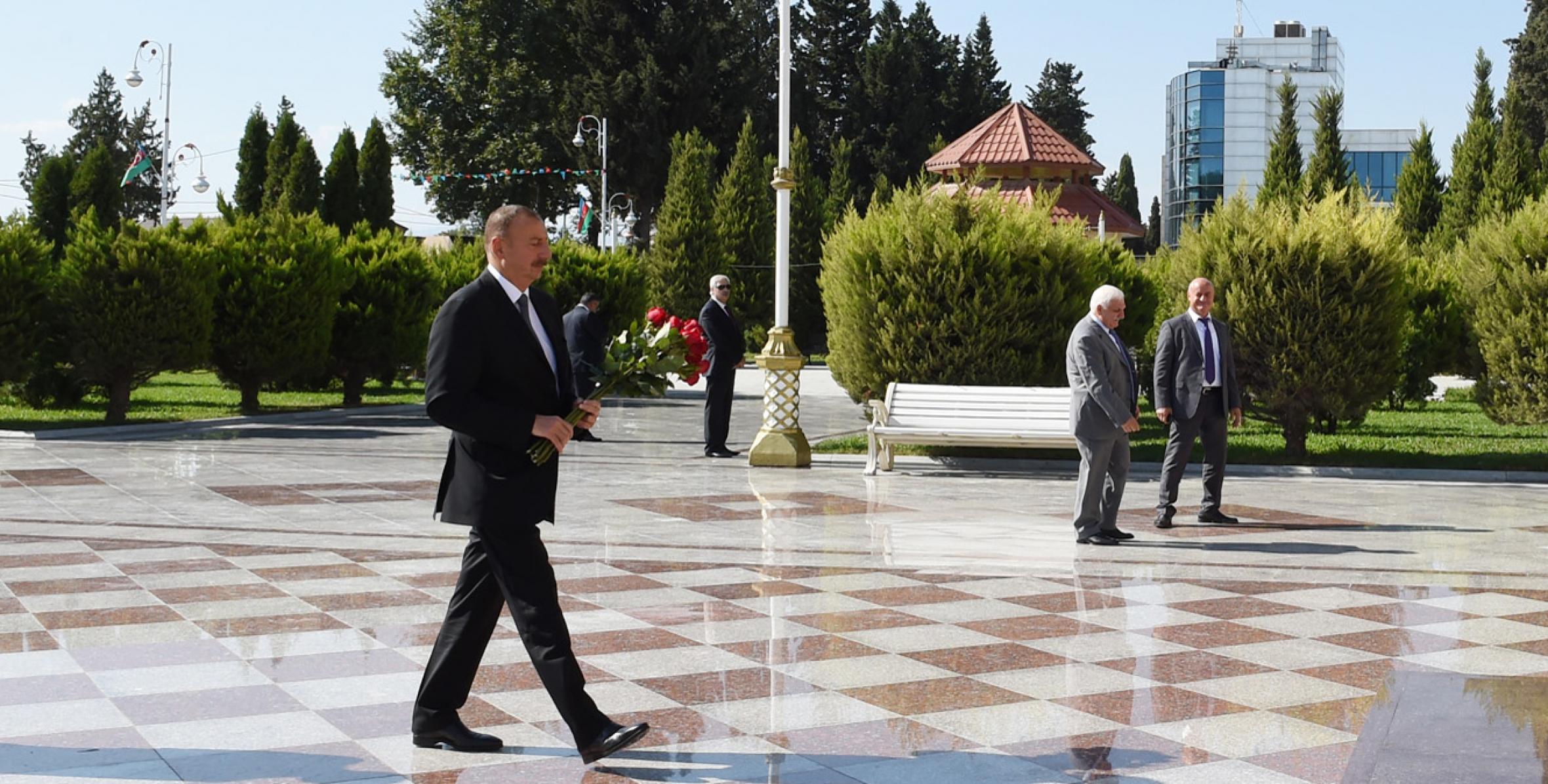 Ильхам Алиев посетил в Хачмазе памятник общенациональному лидеру Гейдару Алиеву