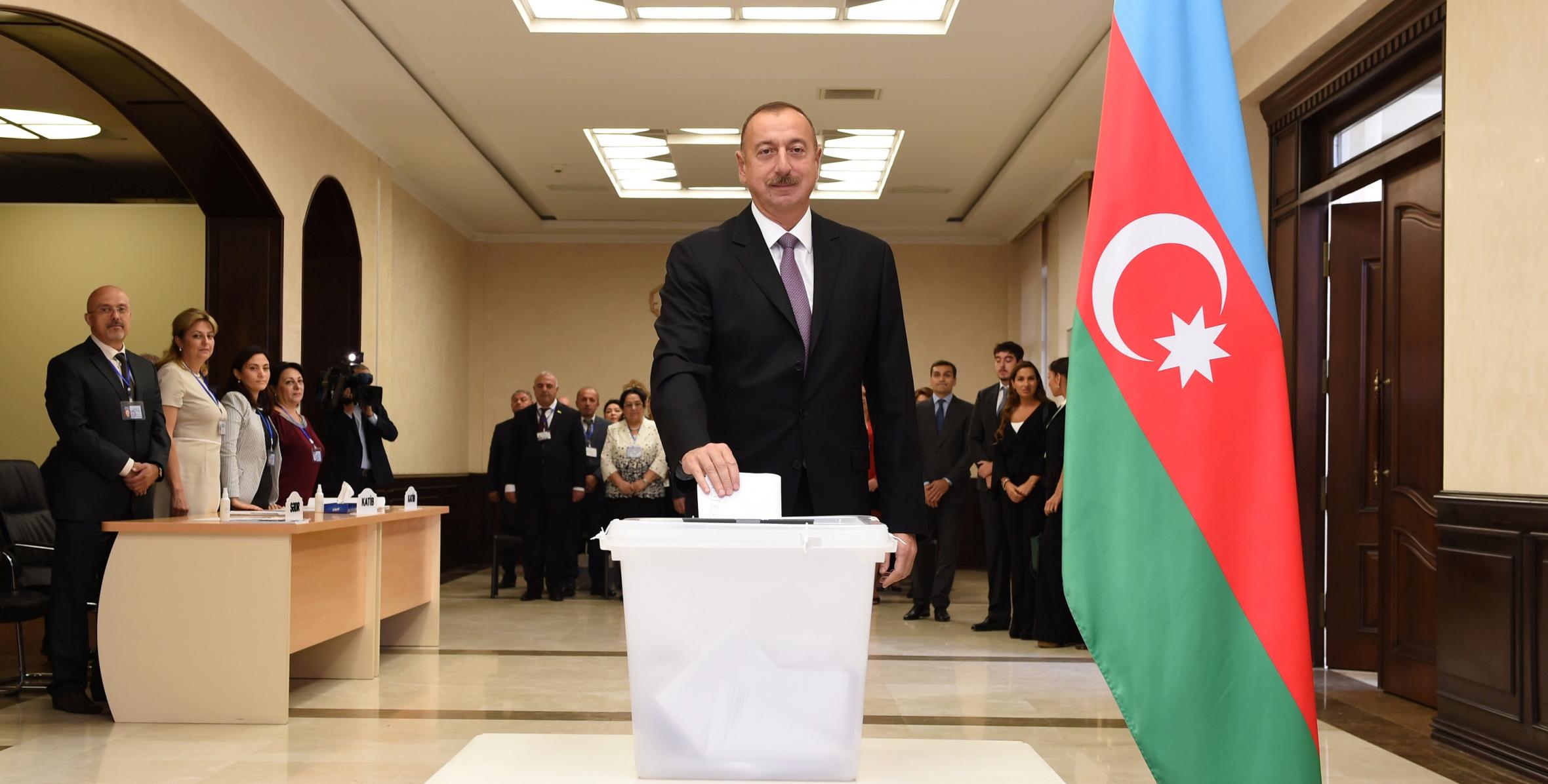 Ильхам Алиев проголосовал на избирательном участке номер 6 в Баку