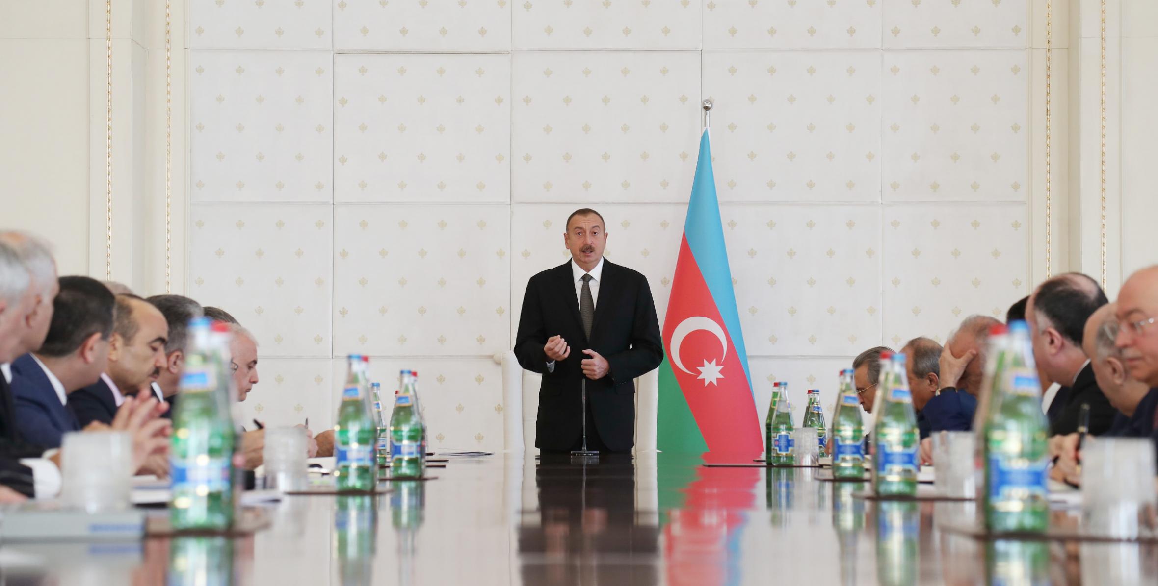 Под председательством Ильхама Алиева состоялось заседание Кабинета Министров, посвященное итогам социально-экономического развития девяти месяцев 2016 года и предстоящим задачам