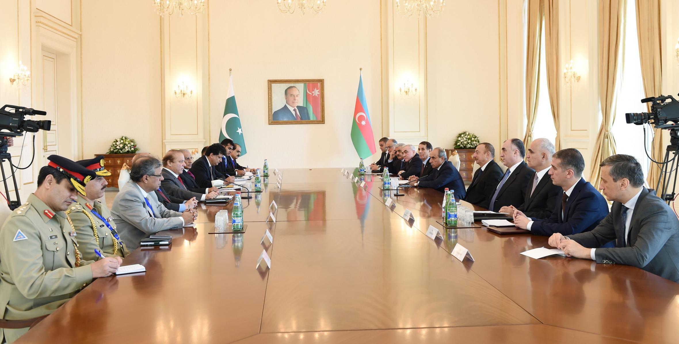 После завершения встречи в узком составе Ильхам Алиев и премьер-министр Исламской Республики Пакистан Мухаммад Наваз Шариф провели переговоры в расширенном составе