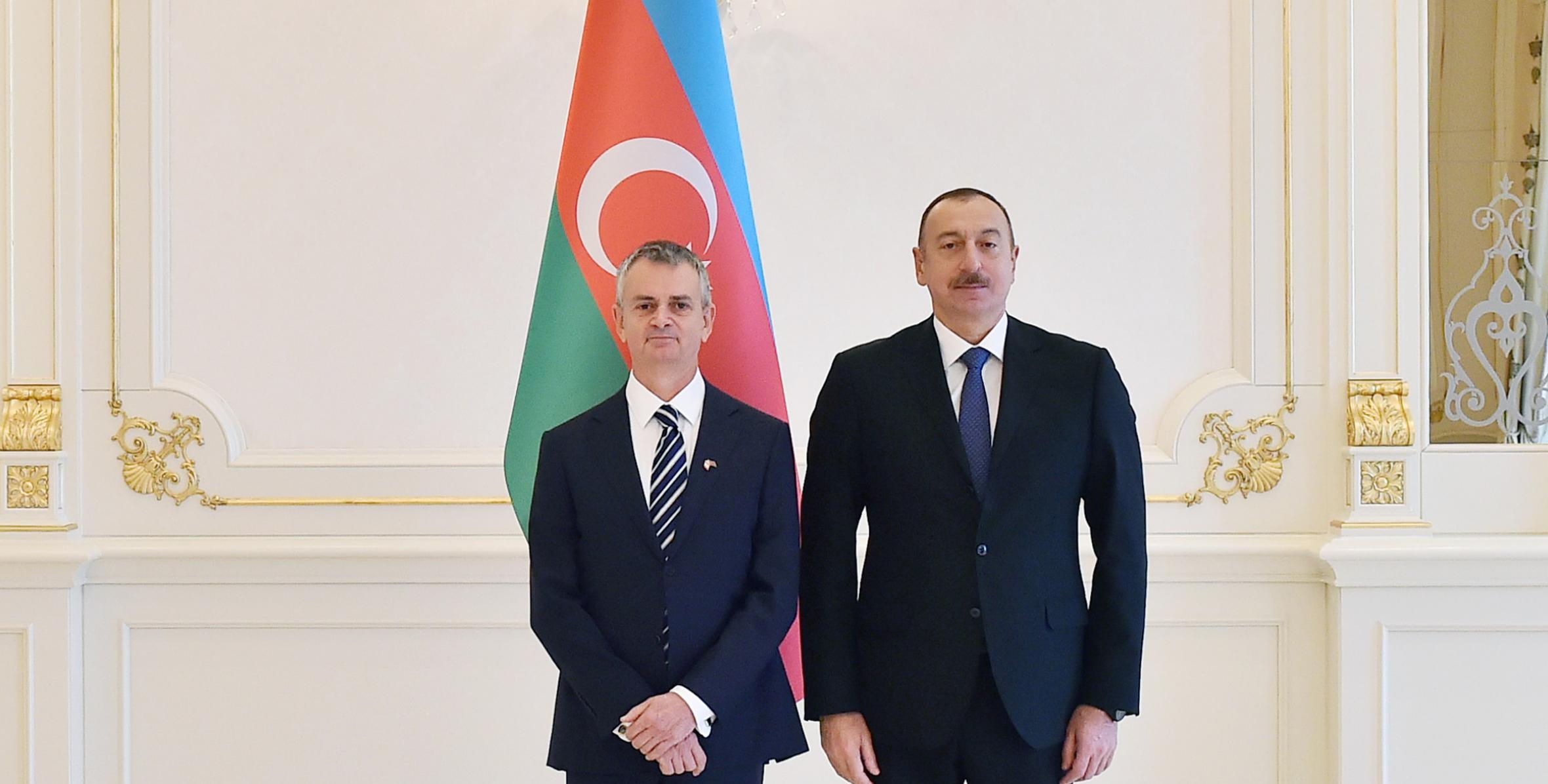 Ильхам Алиев принял верительные грамоты новоназначенного посла Канады в Азербайджане