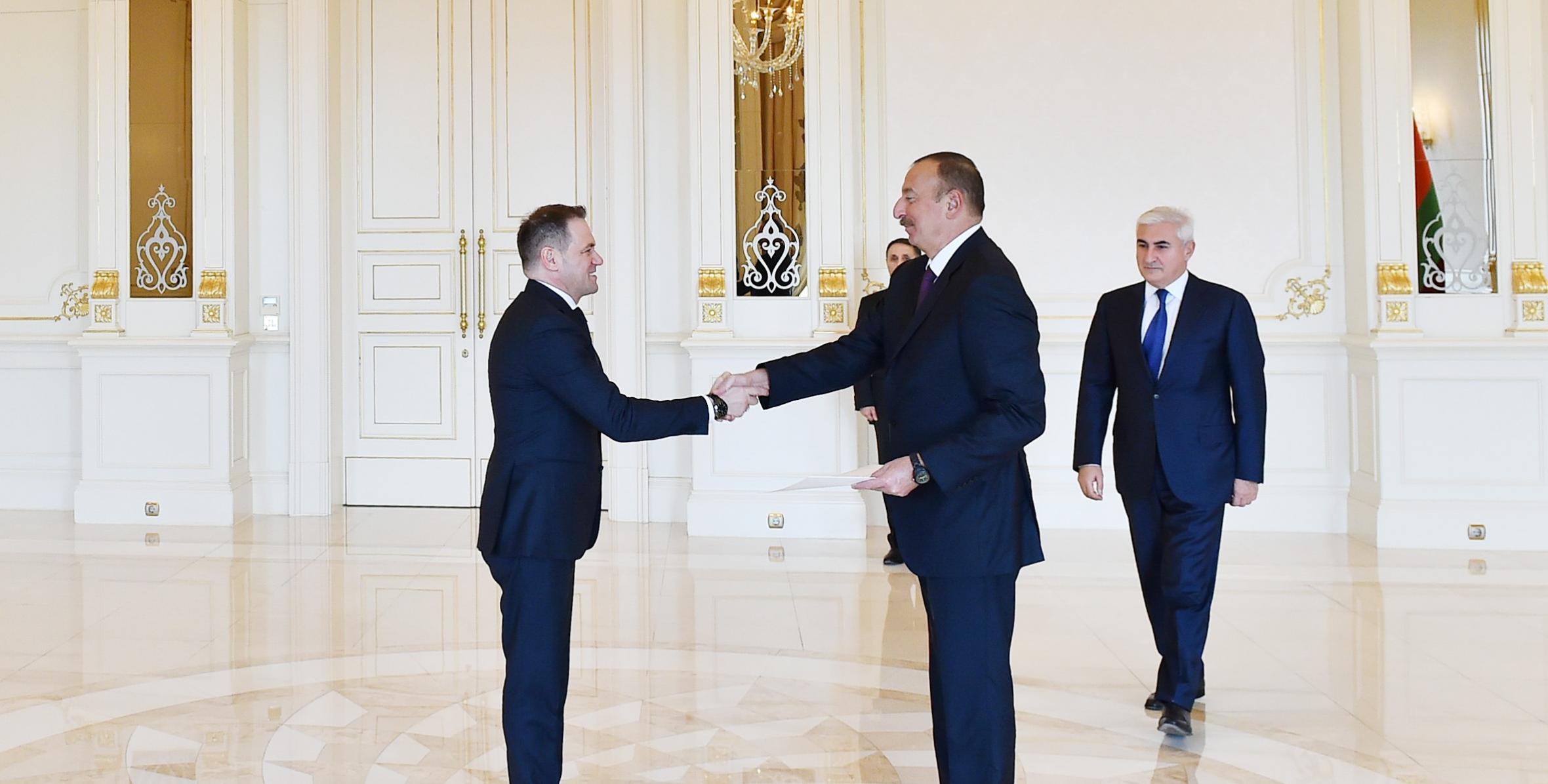 Ильхам Алиев принял верительные грамоты новоназначенного посла Албании в Азербайджане
