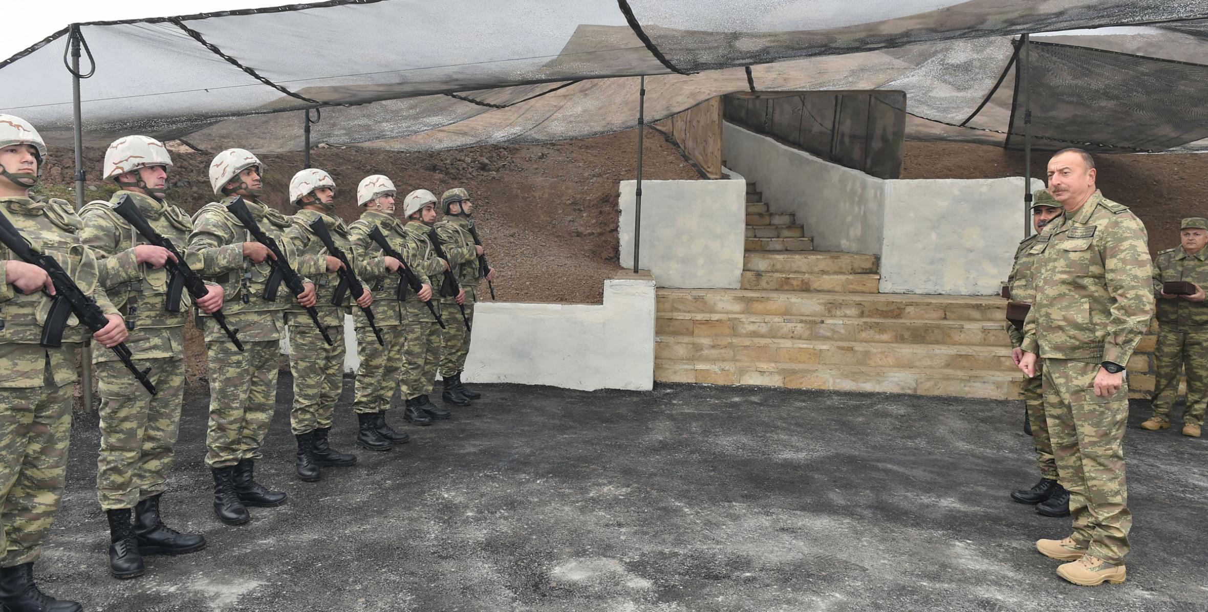 Ильхам Алиев ознакомился с оперативными условиями в командном пункте управления, расположенном на передовой линии