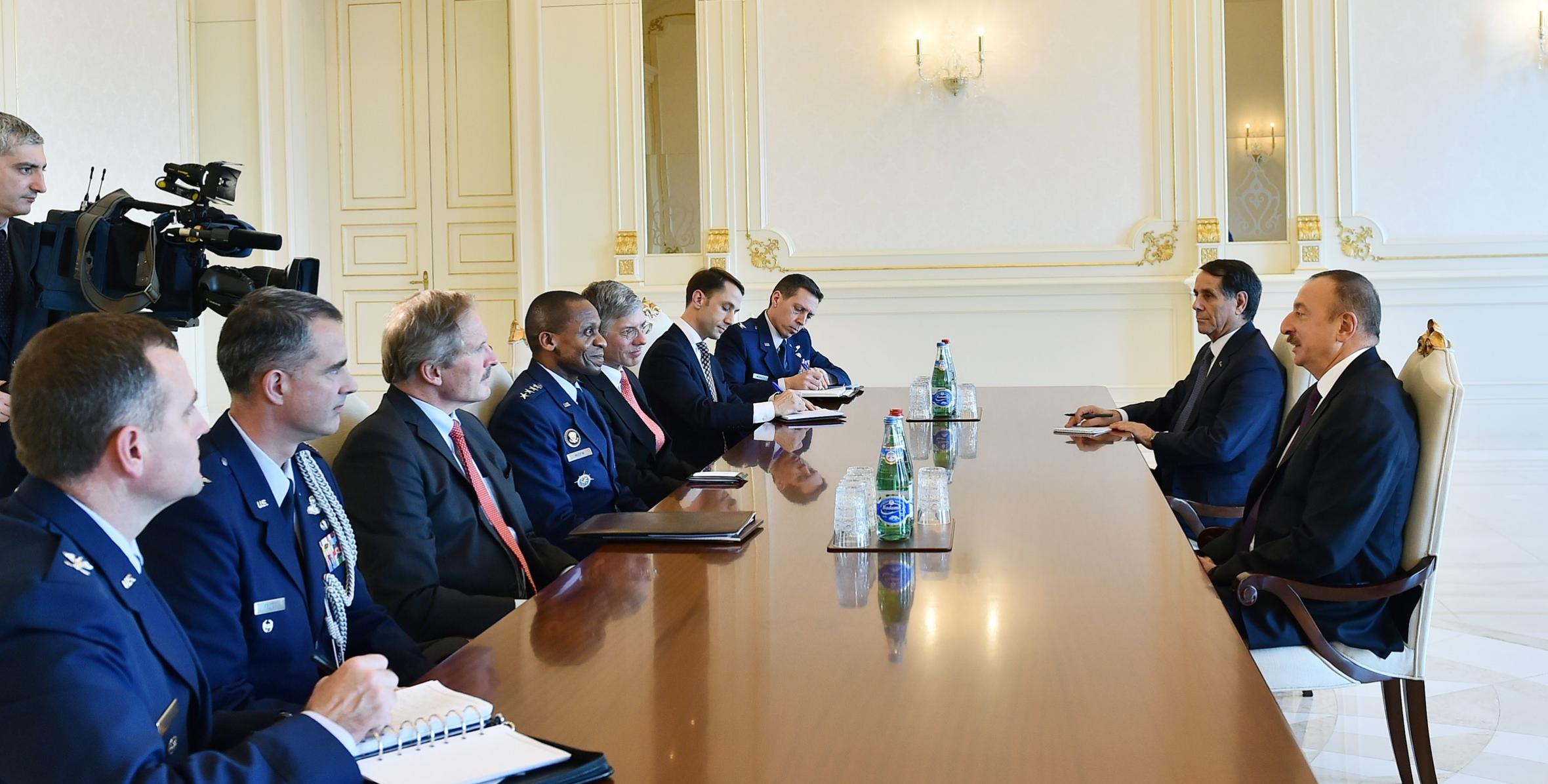 Ильхам Алиев принял делегацию, возглавляемую командующим транспортным командованием США