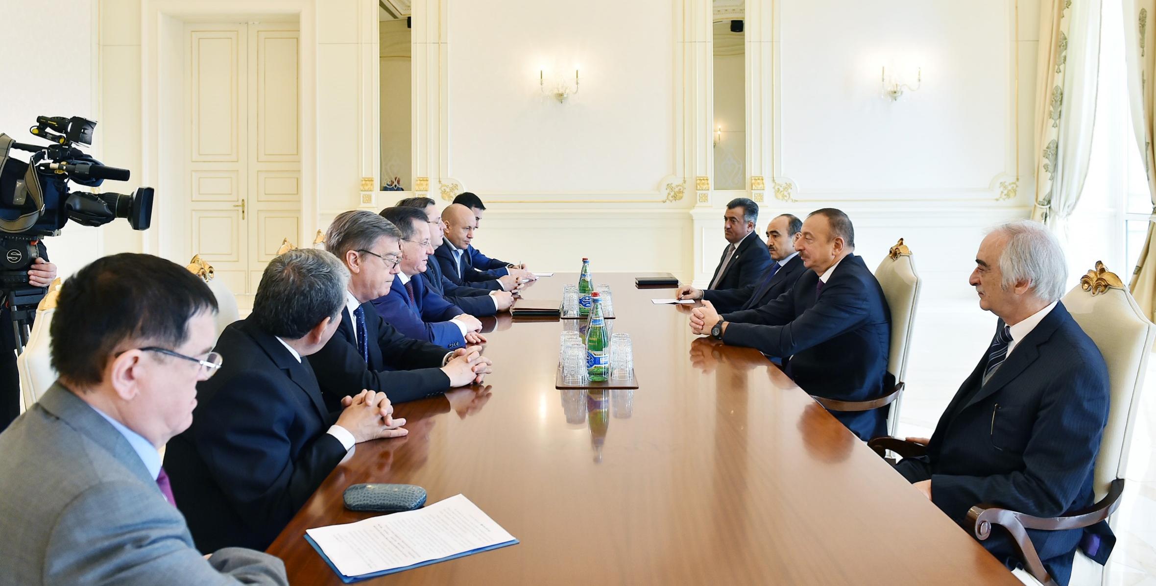 Ильхам Алиев принял делегацию во главе с губернатором Астраханской области России