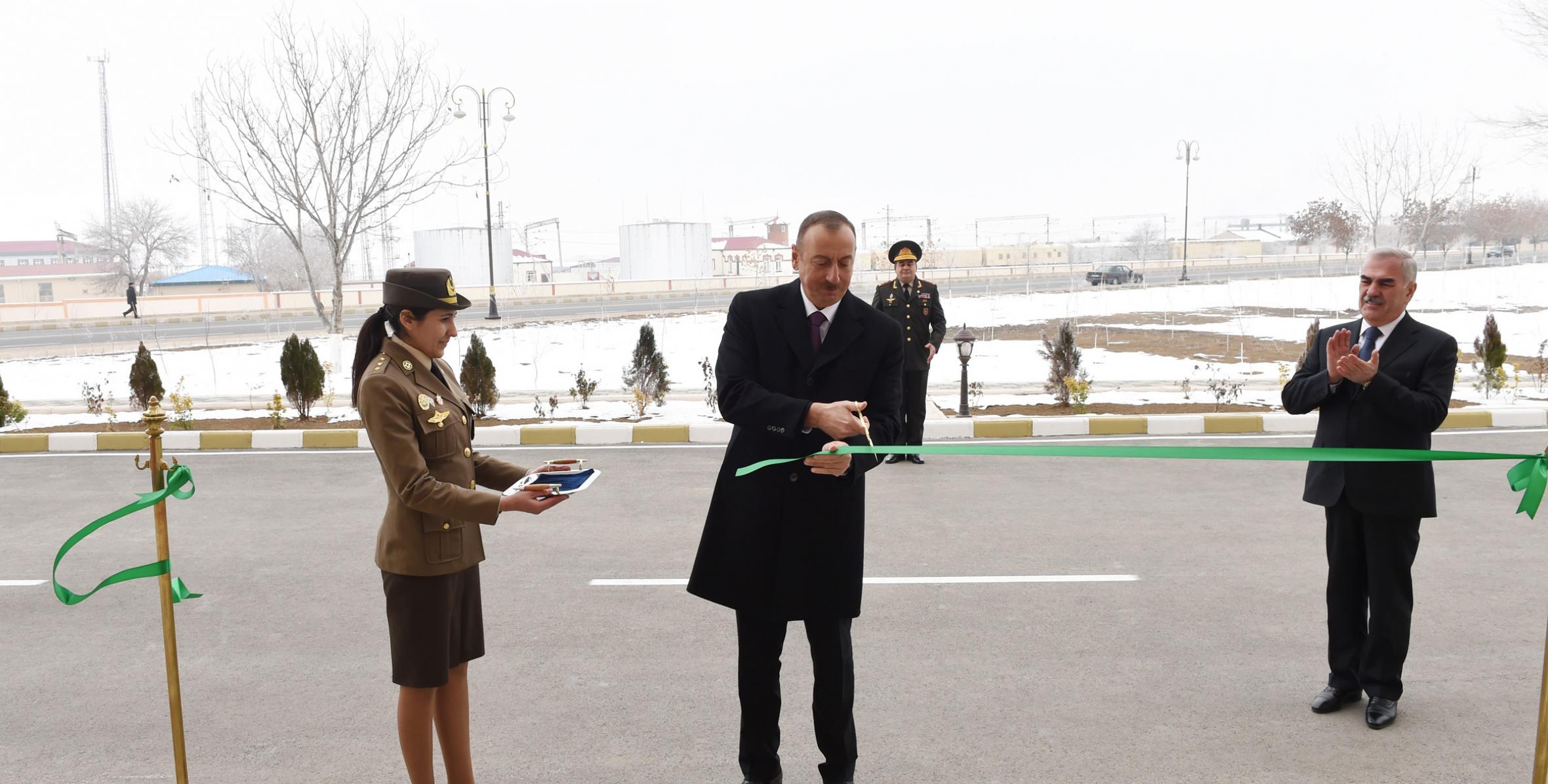 Ильхам Алиев принял участие в открытии жилого дома, построенного в Нахчыване для офицеров и прапорщиков Министерства по чрезвычайным ситуациям