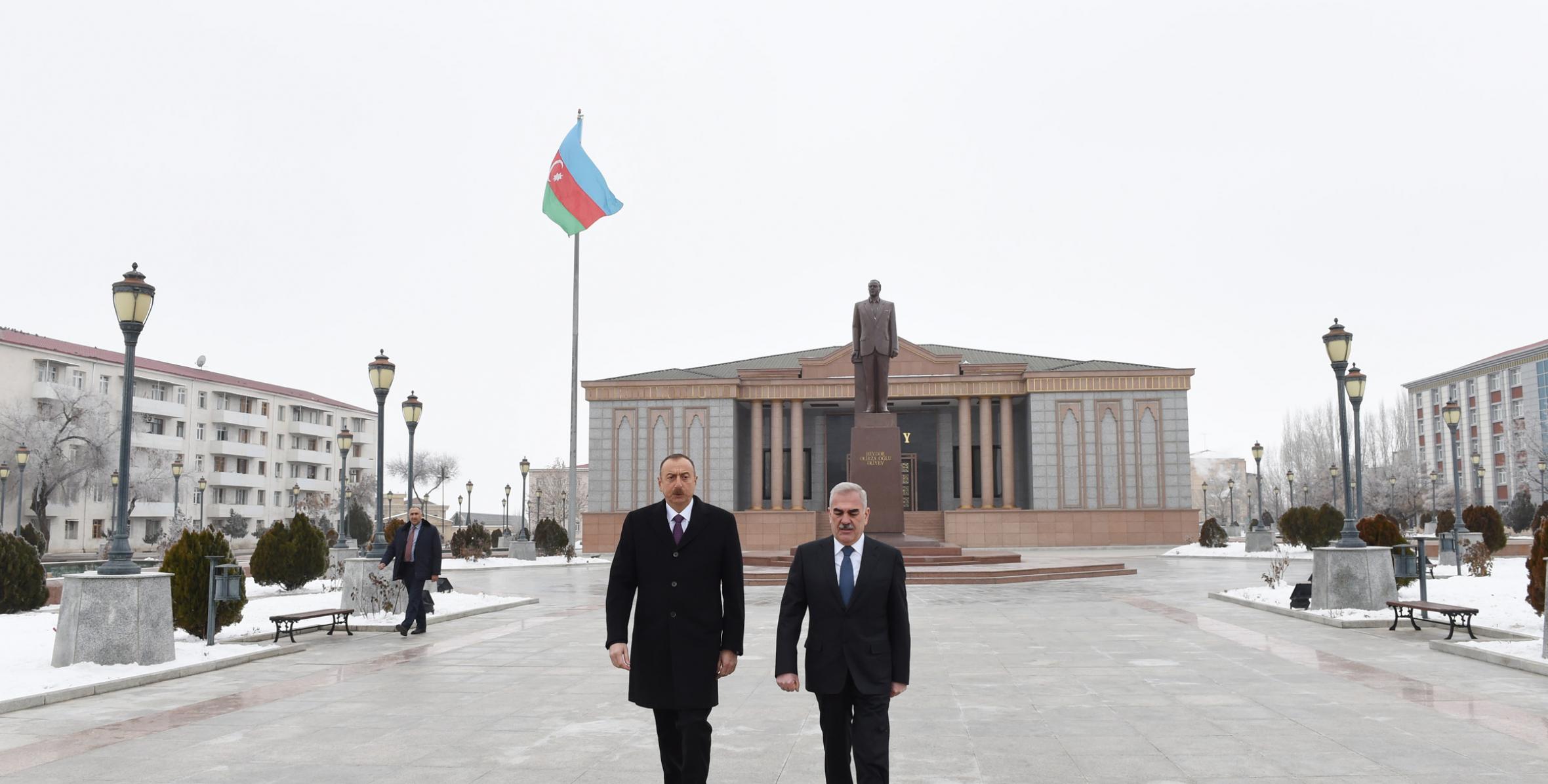 Ильхам Алиев посетил воздвигнутый в центре города Нахчыван памятник общенациональному лидеру Гейдару Алиеву